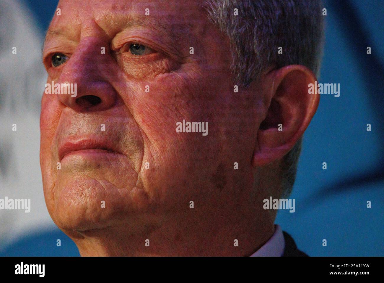 Davos, Suisse. 23 janvier 2025. L'ancien vice-président américain Al Gore prend la parole lors du panel « Nouveau trilemme - climat, développement et classe moyenne » lors du Forum économique mondial annuel à Davos. Le WEF - Forum économique mondial, fondé par Klaus Schwab en 1971, tient sa réunion annuelle à Davos, en Suisse, réunissant des dirigeants mondiaux pour discuter des questions économiques, sociales et environnementales. Connu pour son influence et son approche des sujets d'actualité, le forum est également critiqué pour son élitisme perçu et ses résultats tangibles limités. Crédit : Orjan Ellingvag/Tellus/Alamy Banque D'Images