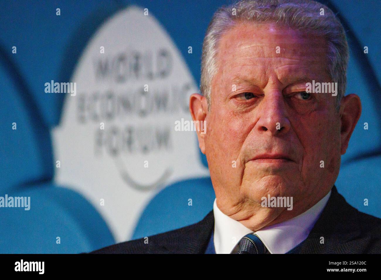 Davos, Suisse. 23 janvier 2025. L'ancien vice-président américain Al Gore prend la parole lors du panel « Nouveau trilemme - climat, développement et classe moyenne » lors du Forum économique mondial annuel à Davos. Le WEF - Forum économique mondial, fondé par Klaus Schwab en 1971, tient sa réunion annuelle à Davos, en Suisse, réunissant des dirigeants mondiaux pour discuter des questions économiques, sociales et environnementales. Connu pour son influence et son approche des sujets d'actualité, le forum est également critiqué pour son élitisme perçu et ses résultats tangibles limités. Crédit : Orjan Ellingvag/Tellus/Alamy Banque D'Images