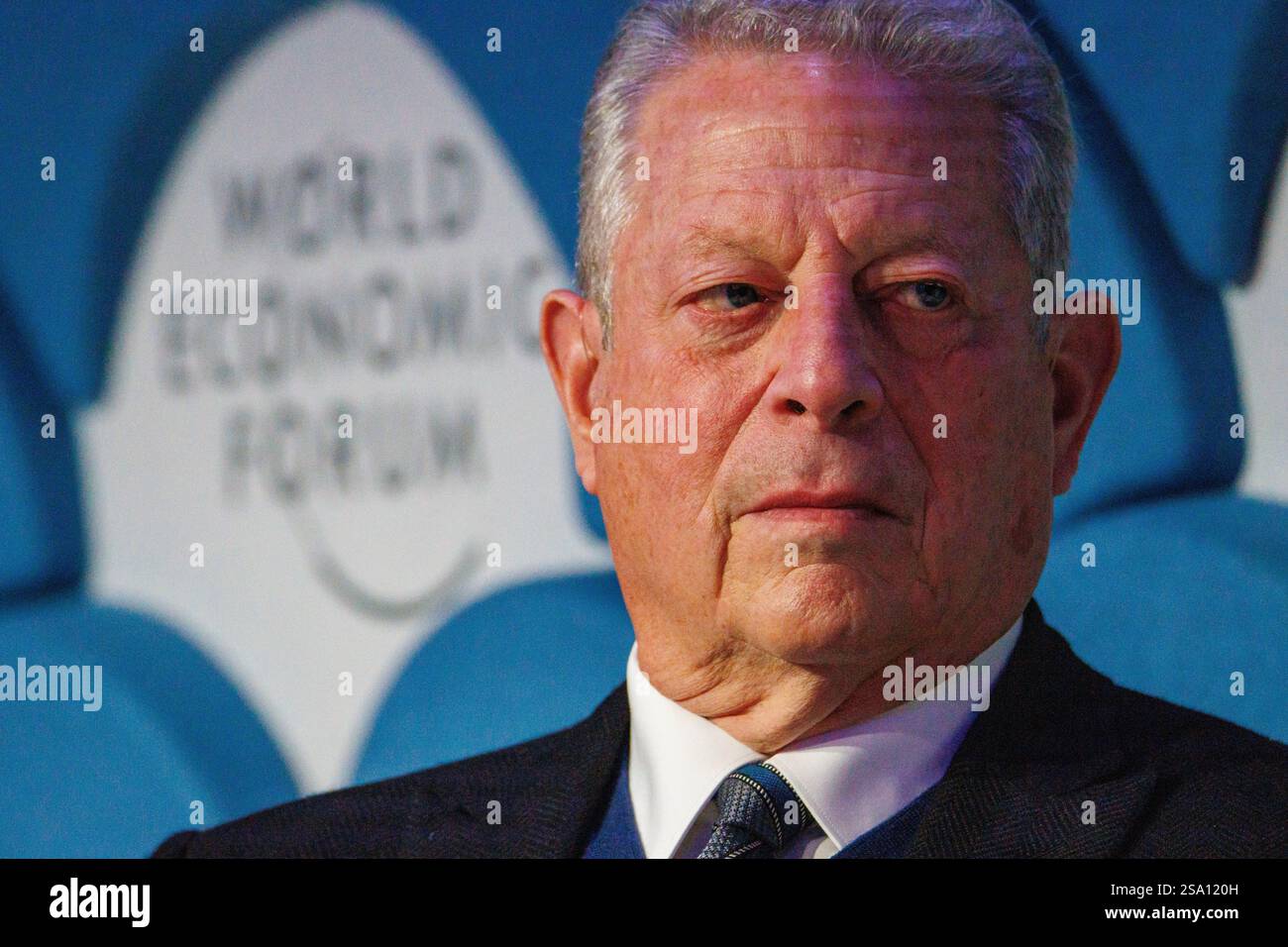 Davos, Suisse. 23 janvier 2025. L'ancien vice-président américain Al Gore prend la parole lors du panel « Nouveau trilemme - climat, développement et classe moyenne » lors du Forum économique mondial annuel à Davos. Le WEF - Forum économique mondial, fondé par Klaus Schwab en 1971, tient sa réunion annuelle à Davos, en Suisse, réunissant des dirigeants mondiaux pour discuter des questions économiques, sociales et environnementales. Connu pour son influence et son approche des sujets d'actualité, le forum est également critiqué pour son élitisme perçu et ses résultats tangibles limités. Crédit : Orjan Ellingvag/Tellus/Alamy Banque D'Images