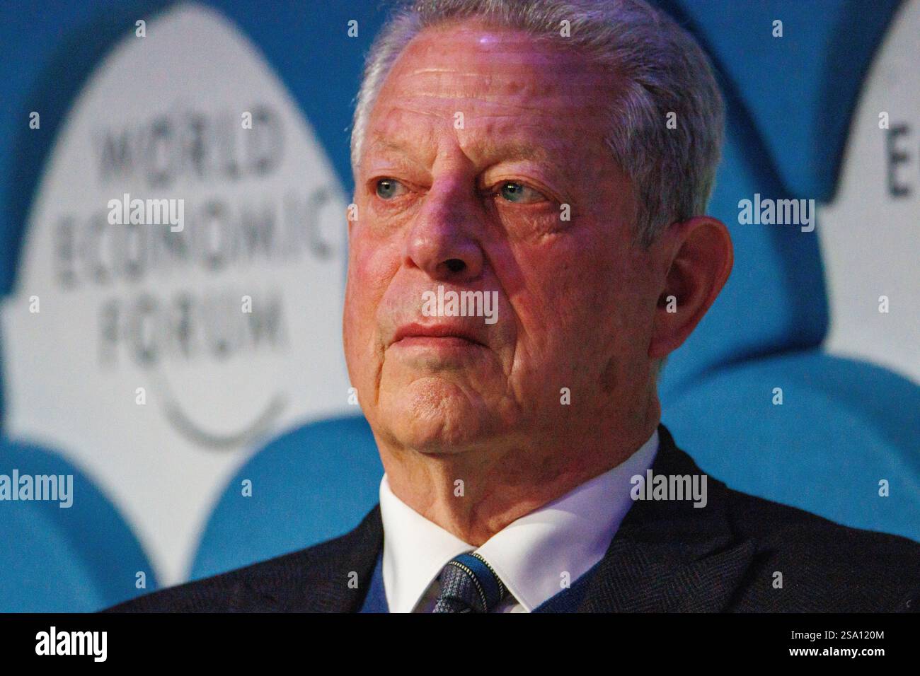Davos, Suisse. 23 janvier 2025. L'ancien vice-président américain Al Gore prend la parole lors du panel « Nouveau trilemme - climat, développement et classe moyenne » lors du Forum économique mondial annuel à Davos. Le WEF - Forum économique mondial, fondé par Klaus Schwab en 1971, tient sa réunion annuelle à Davos, en Suisse, réunissant des dirigeants mondiaux pour discuter des questions économiques, sociales et environnementales. Connu pour son influence et son approche des sujets d'actualité, le forum est également critiqué pour son élitisme perçu et ses résultats tangibles limités. Crédit : Orjan Ellingvag/Tellus/Alamy Banque D'Images