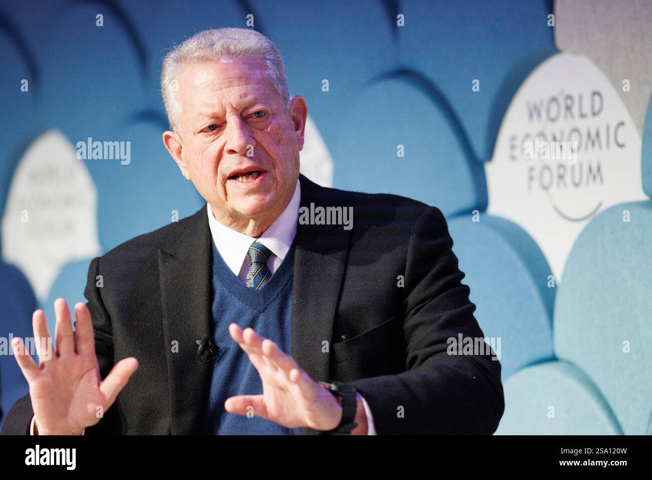 Davos, Suisse. 23 janvier 2025. L'ancien vice-président américain Al Gore prend la parole lors du panel « Nouveau trilemme - climat, développement et classe moyenne » lors du Forum économique mondial annuel à Davos. Le WEF - Forum économique mondial, fondé par Klaus Schwab en 1971, tient sa réunion annuelle à Davos, en Suisse, réunissant des dirigeants mondiaux pour discuter des questions économiques, sociales et environnementales. Connu pour son influence et son approche des sujets d'actualité, le forum est également critiqué pour son élitisme perçu et ses résultats tangibles limités. Crédit : Orjan Ellingvag/Tellus/Alamy Banque D'Images