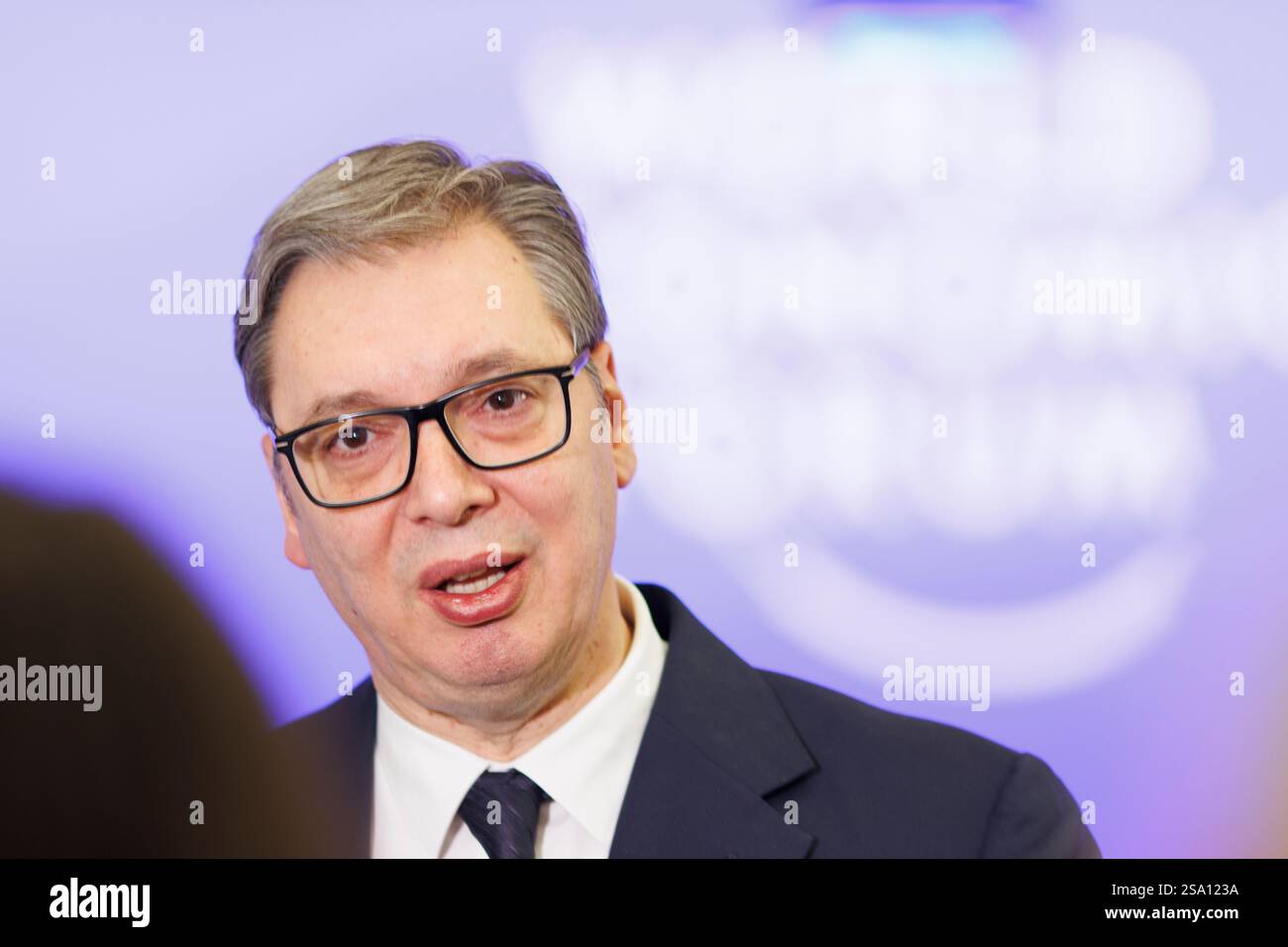 Le président serbe Aleksandar Vučić parle aux médias lors du Forum économique mondial annuel à Davos. Le WEF - Forum économique mondial, fondé par Klaus Schwab en 1971, tient sa réunion annuelle à Davos, en Suisse, réunissant des dirigeants mondiaux pour discuter des questions économiques, sociales et environnementales. Connu pour son influence et son approche des sujets d'actualité, le forum est également critiqué pour son élitisme perçu et ses résultats tangibles limités. Banque D'Images