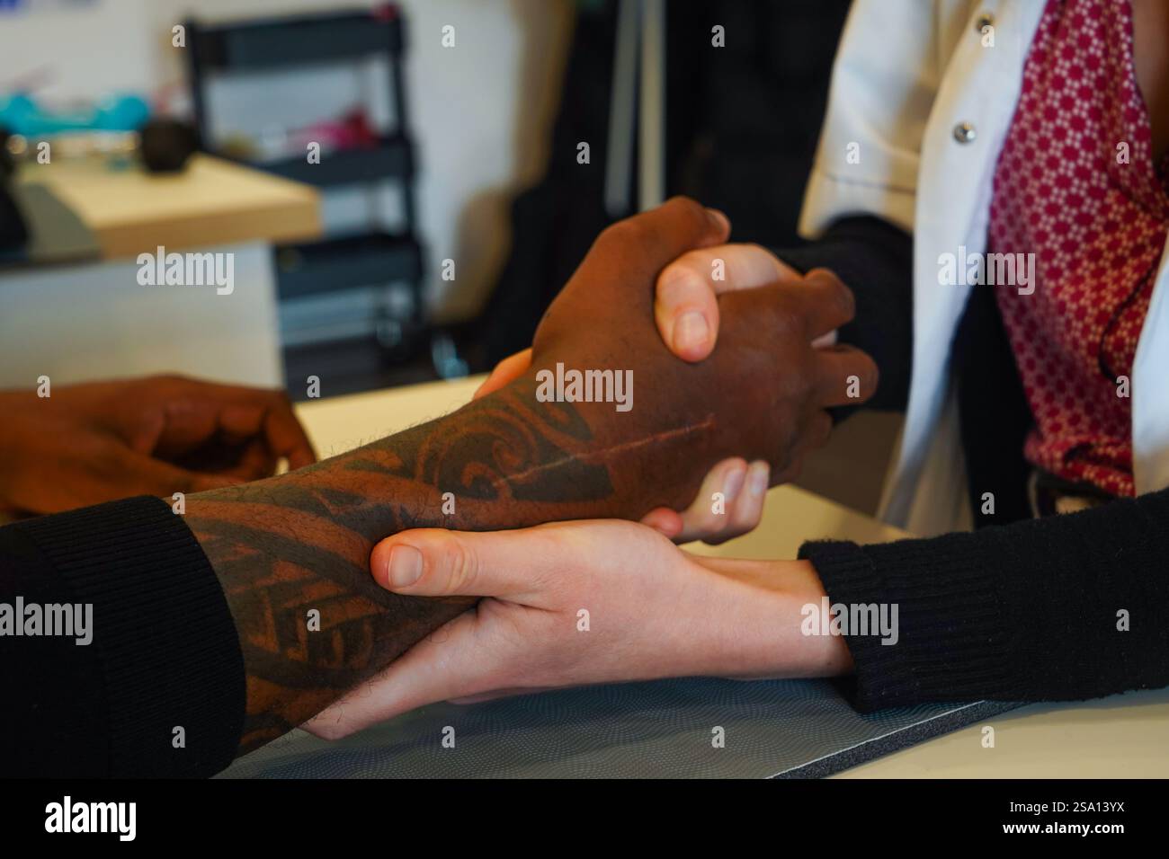 Centre de physiothérapie spécialisé dans les pathologies de la main, du coude et de l'épaule avant ou après l'opération. Travail de décapitation du poignet après ligamentoplastie. Banque D'Images