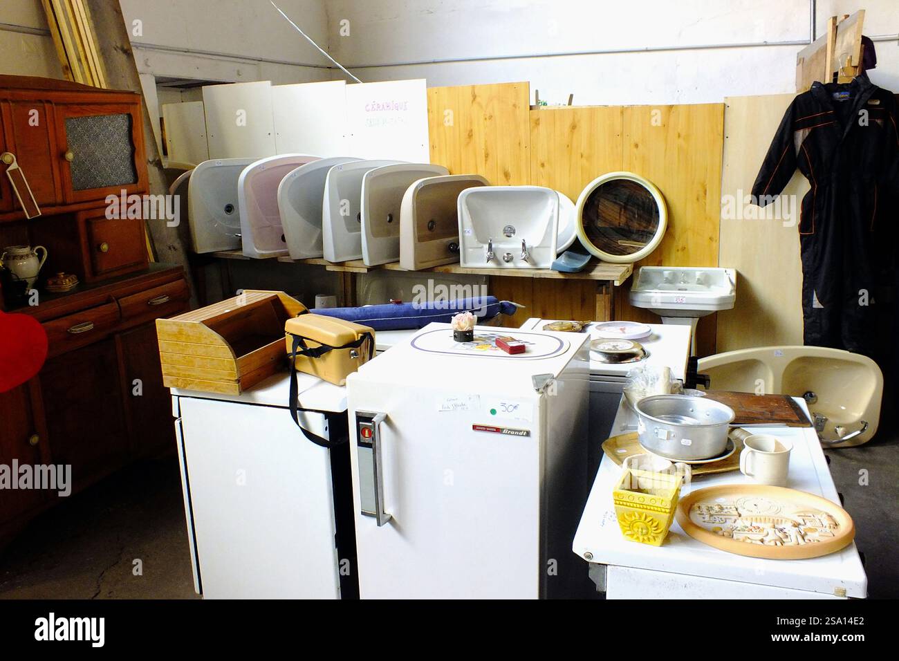 Appareils ménagers et évier dans un centre de recyclage. Banque D'Images