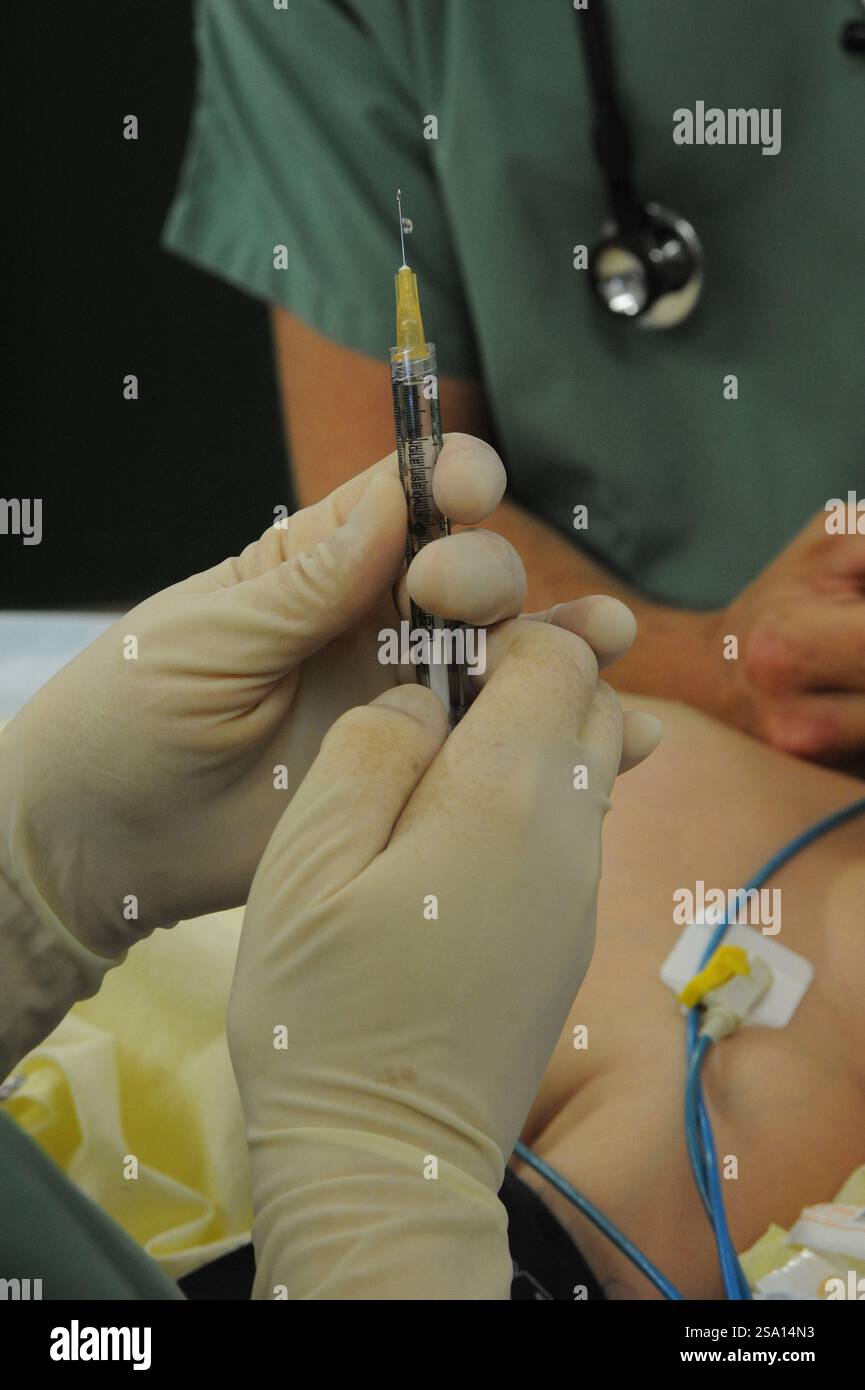 Les injections de toxine botulique sont utilisées dans le traitement de la contraction musculaire involontaire. Banque D'Images