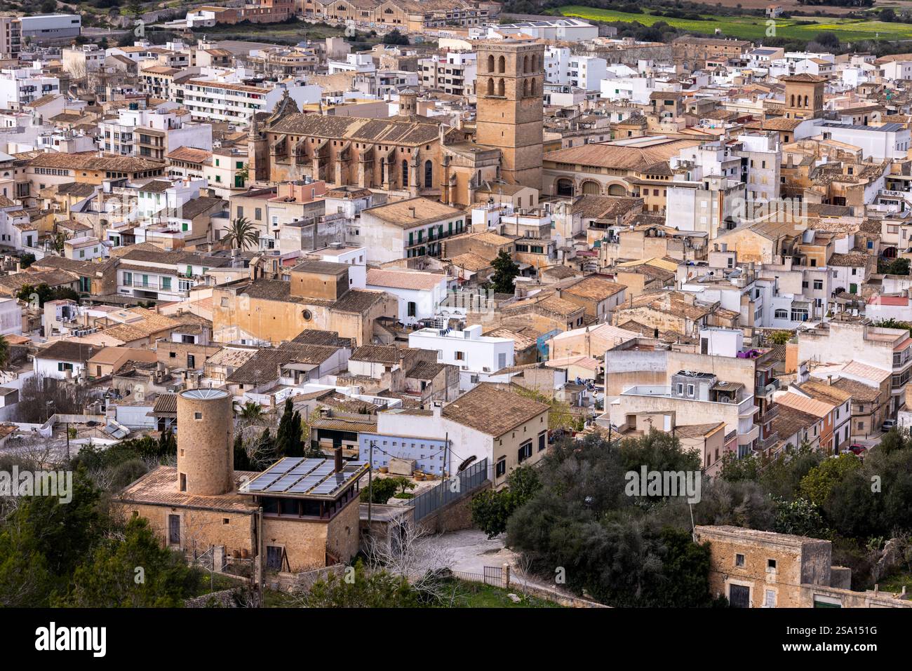 Paysage urbain de Felanitx, Majorque, Îles Baléares, Espagne, Europe, avec vue sur l'église Saint-Michel (Sant Miguel) et une vieille tour de moulin à vent restaurée Banque D'Images