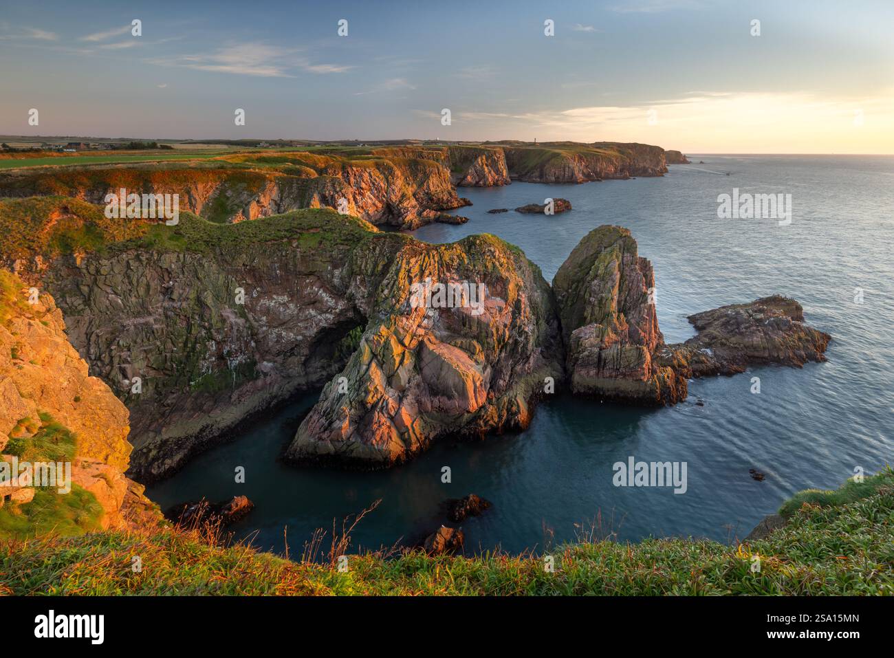 Les Bullers de Buchan sont une collection d'arches marines sur la côte est de l'Écosse. Banque D'Images