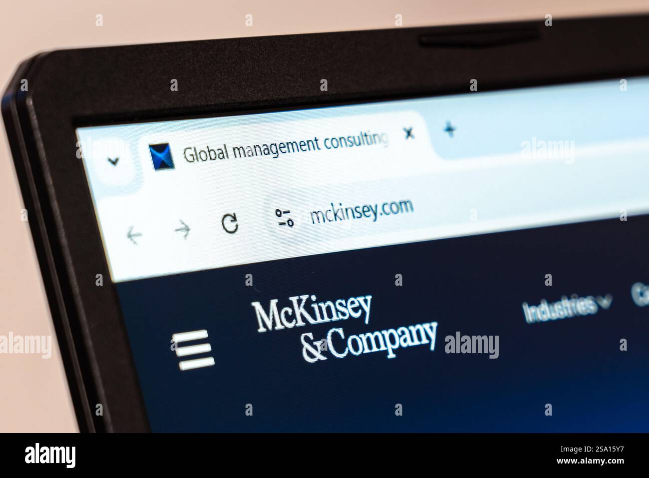 New York, États-Unis - 26 janvier 2025 : le site Web de McKinsey and Company est affiché sur un écran d'ordinateur portable, présentant les services de conseil en gestion mondiale Banque D'Images