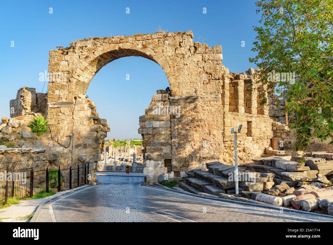 Vue imprenable sur la porte Vespasian à Side, Turquie Banque D'Images