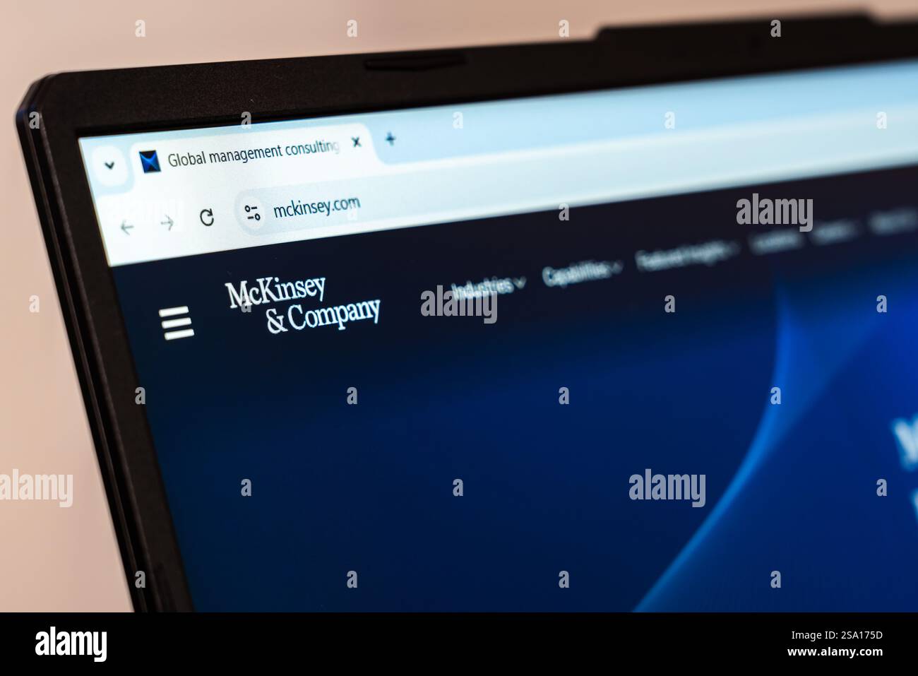 New York, États-Unis - 26 janvier 2025 : le site Web de McKinsey and Company est affiché sur un écran d'ordinateur portable, présentant les services de conseil en gestion mondiale Banque D'Images