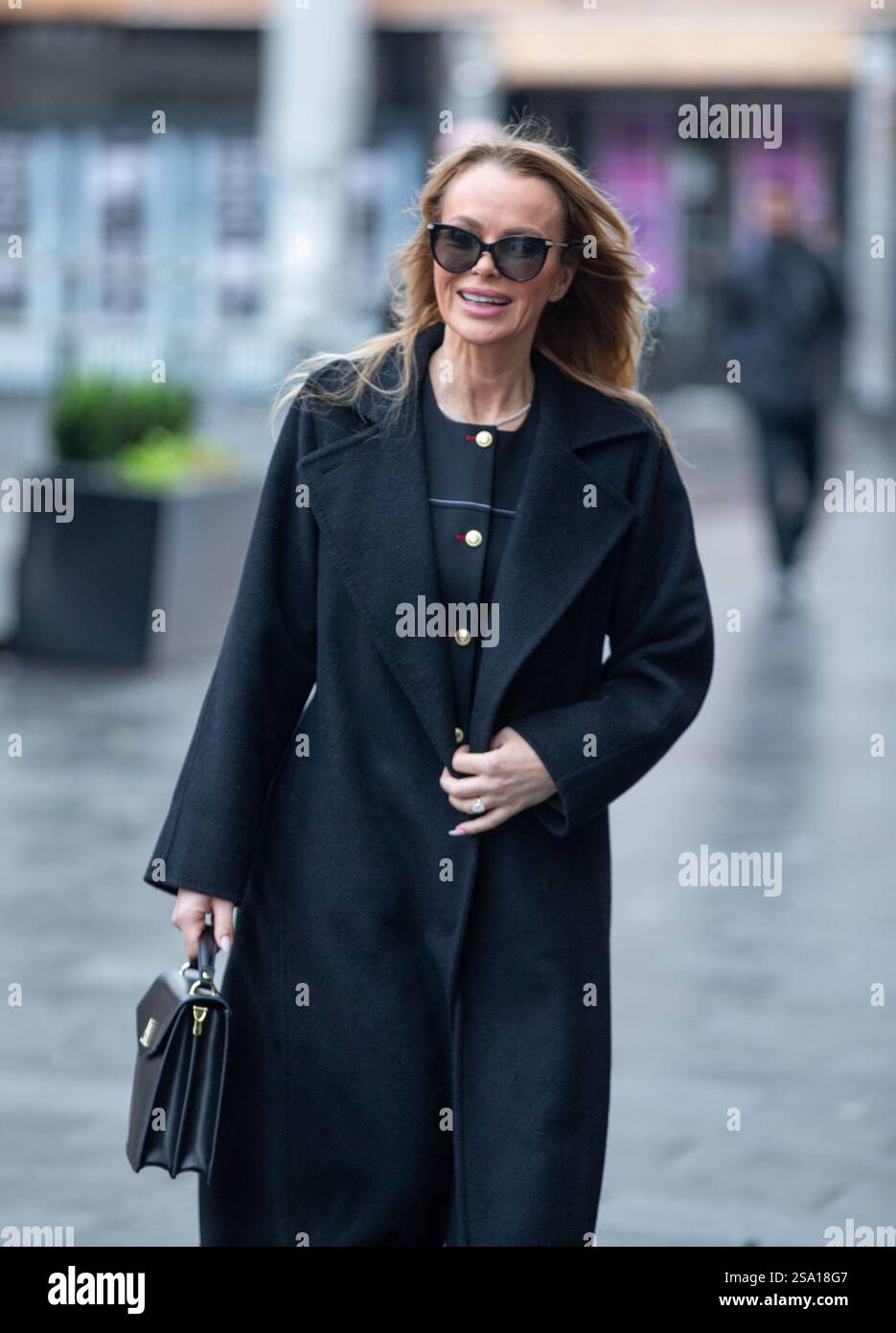 Londres, Angleterre, Royaume-Uni. 28 janvier 2025. Amanda Holden est magnifique en noir alors qu'elle quitte Global Radio Studios après avoir présenté son émission Heart Breakfast Radio Credit : Richard Lincoln/Alamy Live News Banque D'Images