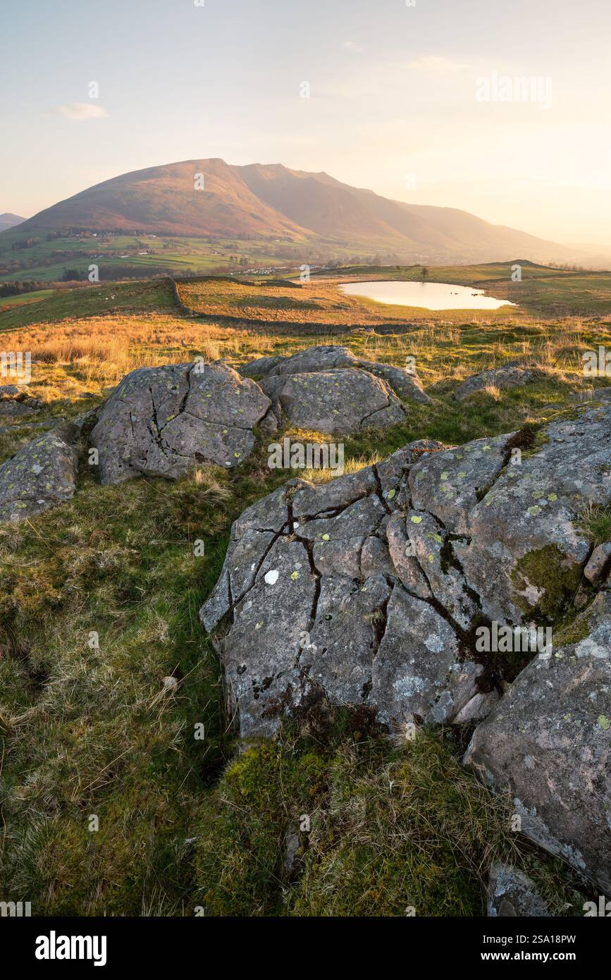Lever de soleil doré regardant vers la montagne Blencathra dans le Lake District, Royaume-Uni. Banque D'Images