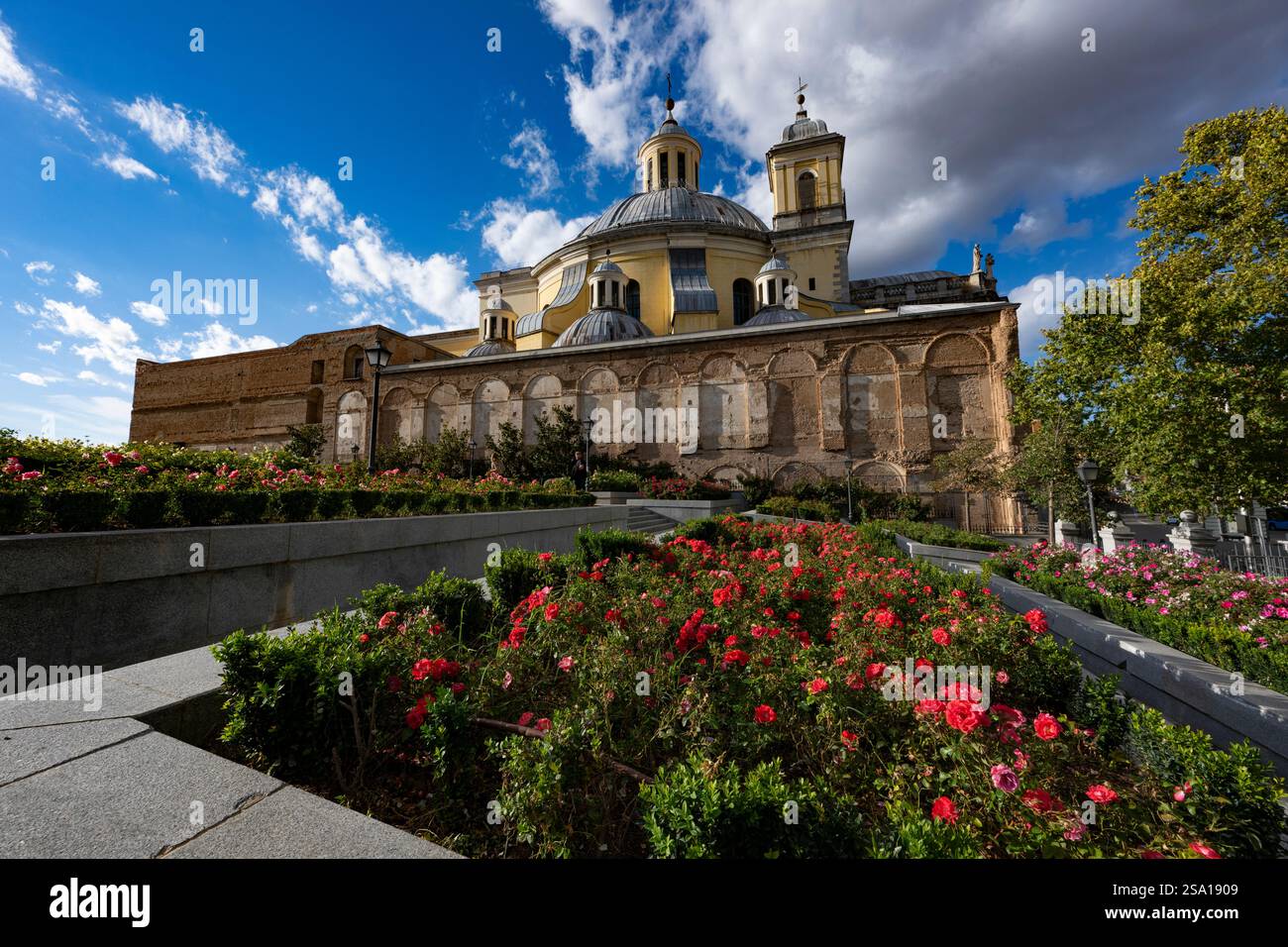 Vu de la roseraie au sud de la cathédrale, le San Francisco el Grande possède l'un des plus grands dômes du monde. Madrid, Espagne, Banque D'Images