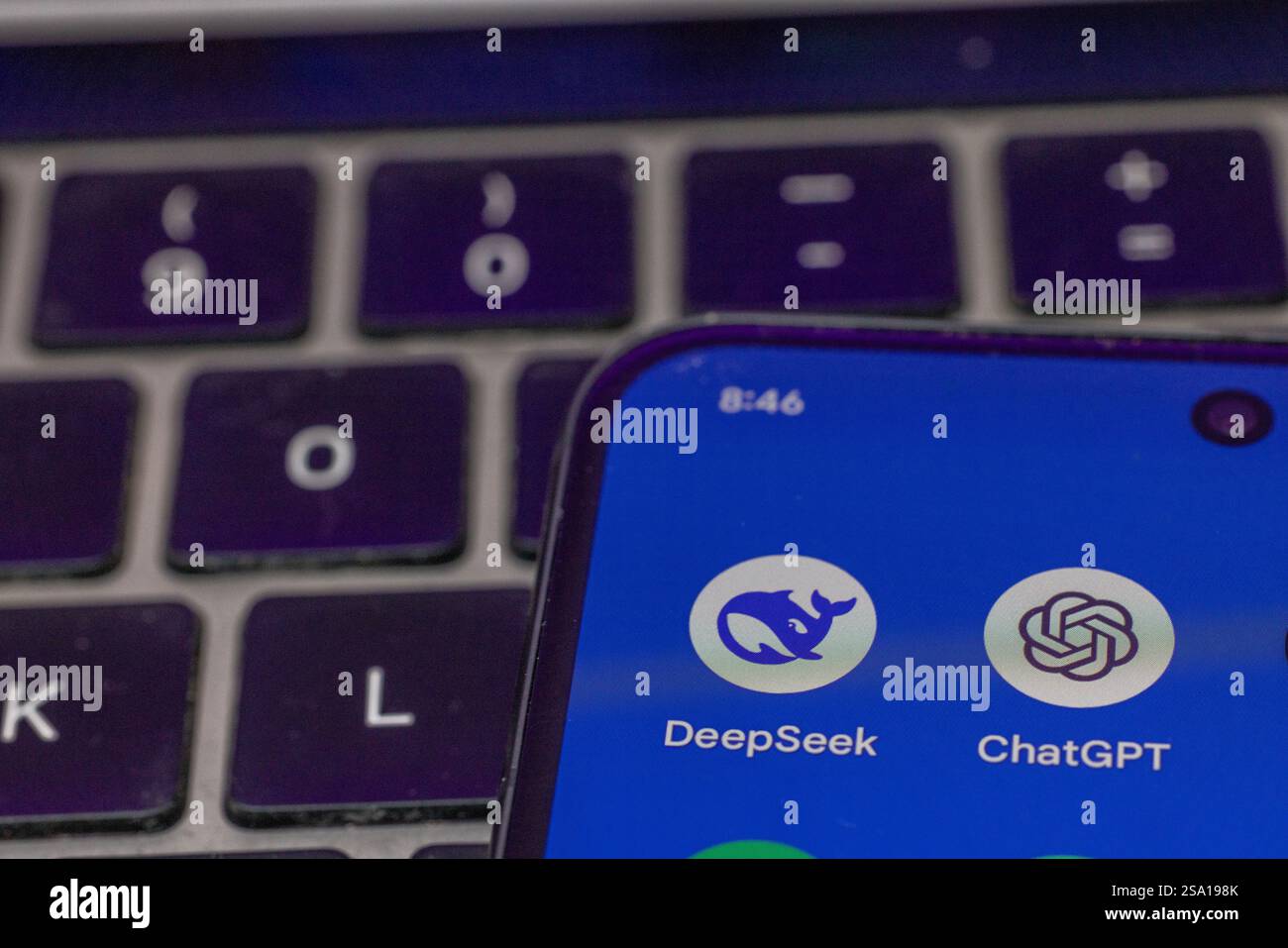 Londres, Royaume-Uni. 28 janvier 2025. Application DeepSeek sur un smartphone. Le succès du nouveau chatbot chinois d’intelligence artificielle DeepSeek provoque le plongeon des actions technologiques dans le monde entier. Le nouveau chatbot menace d’égaler les performances des principaux concurrents mondiaux à moindre coût. Crédit : horst friedrichs/Alamy Live News Banque D'Images