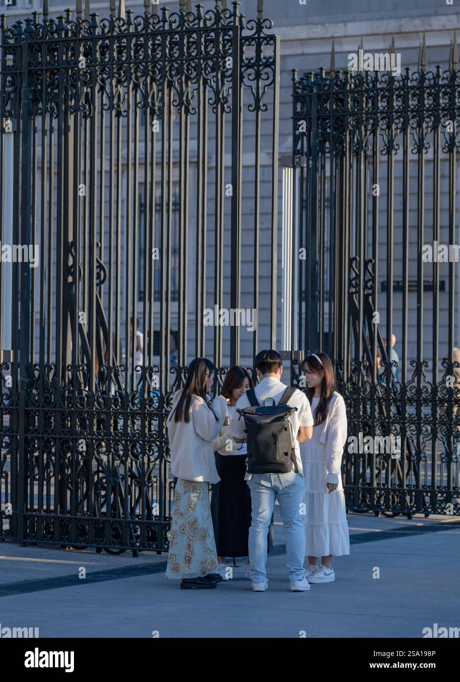 Jeunes touristes sur la Plaza Armeria entre le Palais Royal et la Cathédrale Almudena de Madrid. Madrid, Espagne, octobre 2024 Banque D'Images