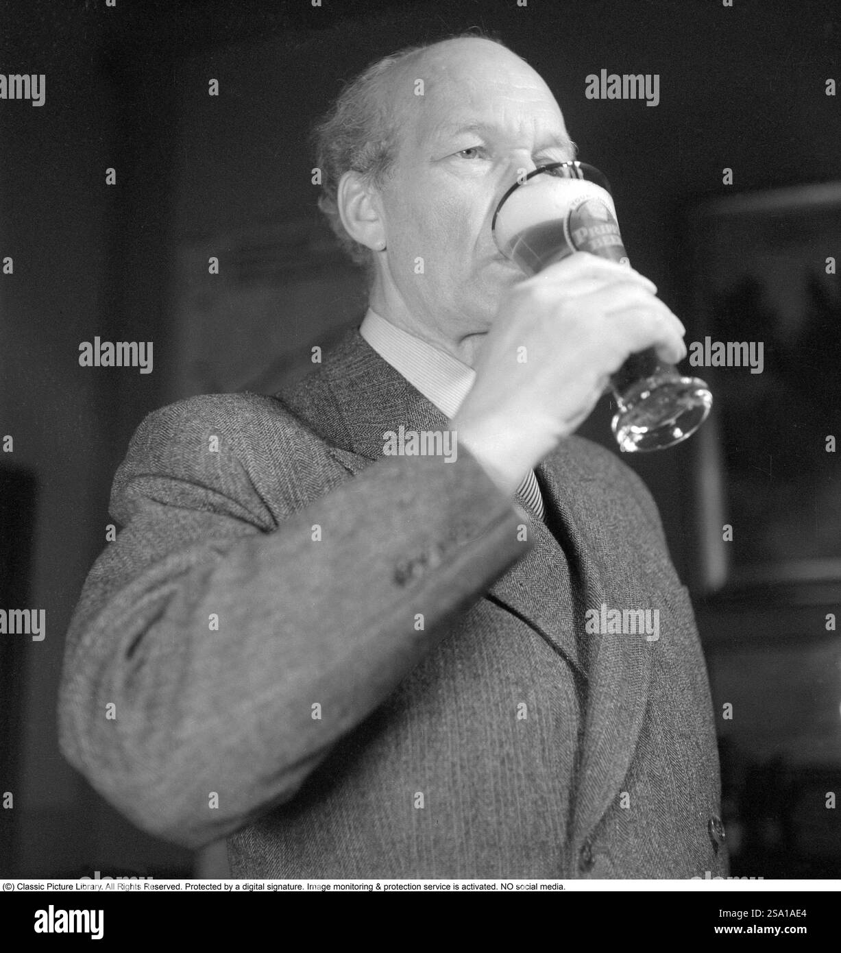 Erik Olson (1886-1966) industriel suédois. Chef de la brasserie Pripp & Lyckholm à Gothenburg. On le voit boire dans un verre à bière, la bière de sa propre entreprise de production. 1943. Kristoffersson ref E133-3 Banque D'Images
