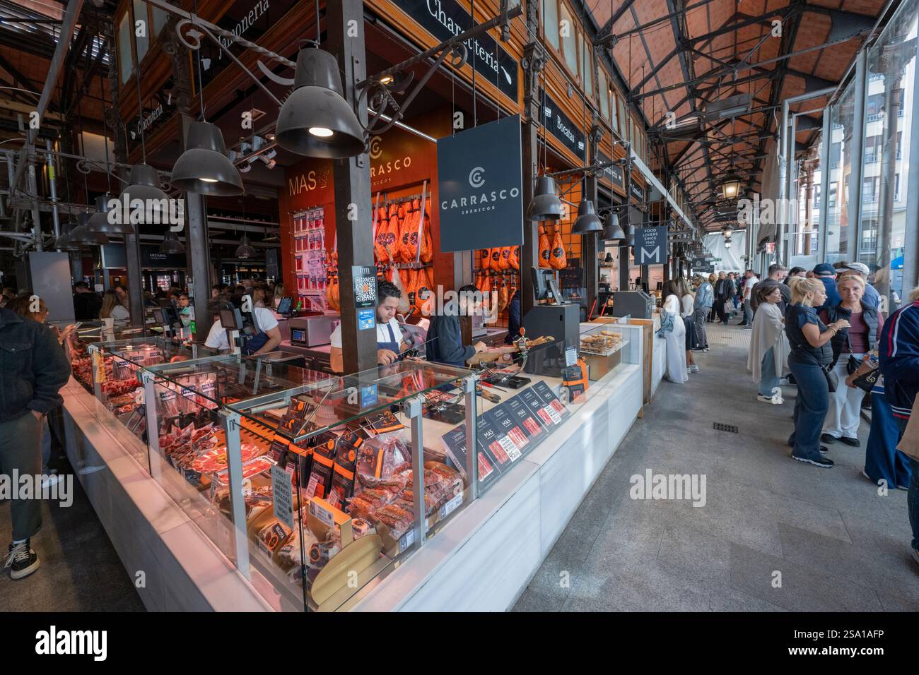Le Mercado de San Miguel de 110 ans ( 1915 ), un marché en fer dans le centre de Madrid, Espagne Banque D'Images