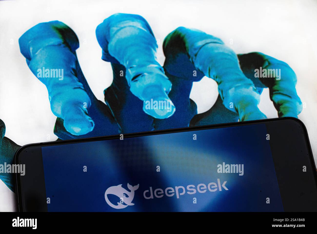 Londres, Royaume-Uni. 28 janvier 2025. Application DeepSeek sur un smartphone. Le succès du nouveau chatbot chinois d’intelligence artificielle DeepSeek provoque le plongeon des actions technologiques dans le monde entier. Le nouveau chatbot menace d’égaler les performances des principaux concurrents mondiaux à moindre coût. Banque D'Images Londres, Royaume-Uni. 28 janvier 2025. Application DeepSeek sur un smartphone. Le succès du nouveau chatbot chinois d’intelligence artificielle DeepSeek provoque le plongeon des actions technologiques dans le monde entier. Le nouveau chatbot menace d’égaler les performances des principaux concurrents mondiaux à moindre coût. Banque D'Images