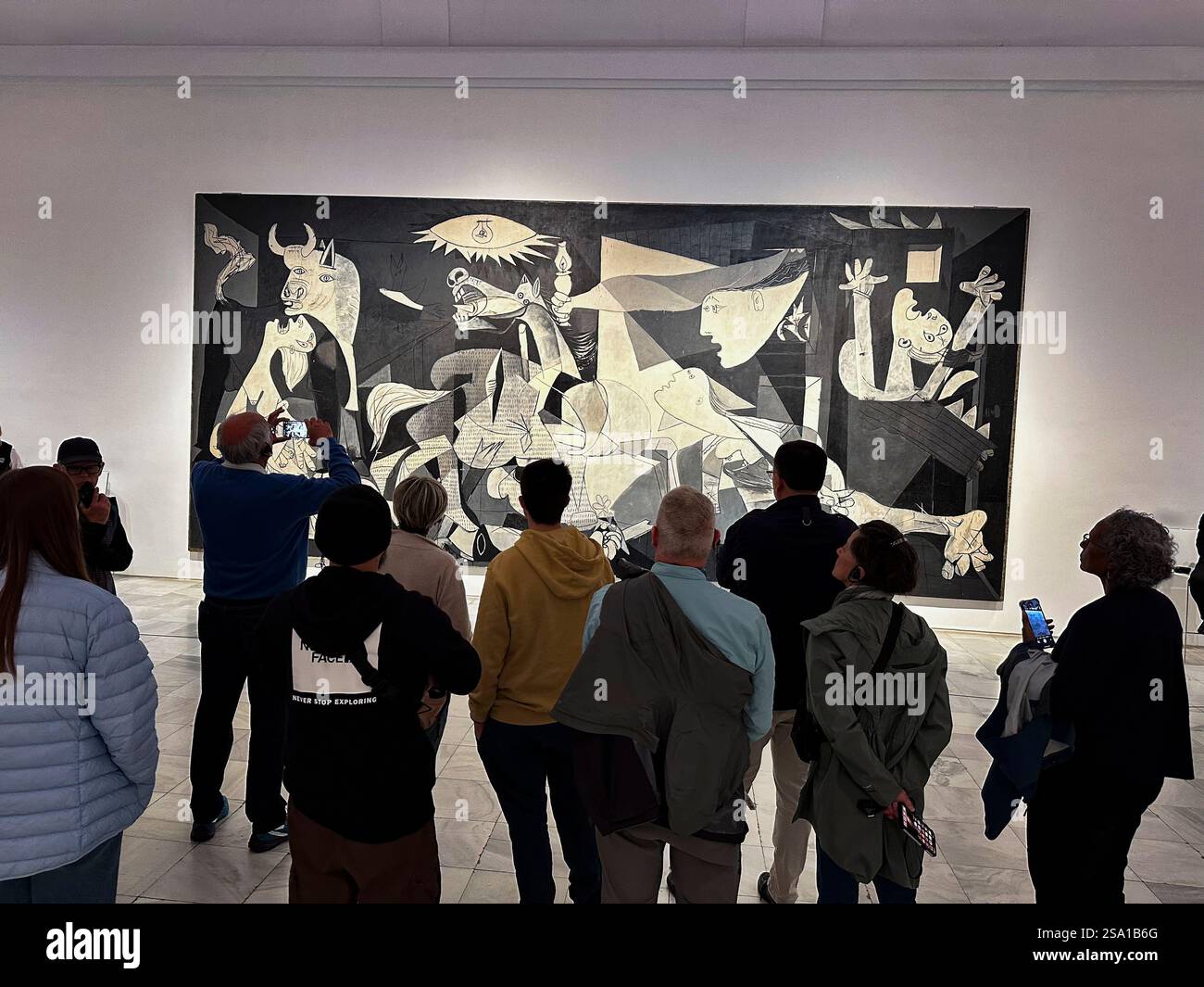 Un rassemblement de la couronne devant le Guernica de Picasso au Musée Reina Sofia, Madrid, Espagne Banque D'Images