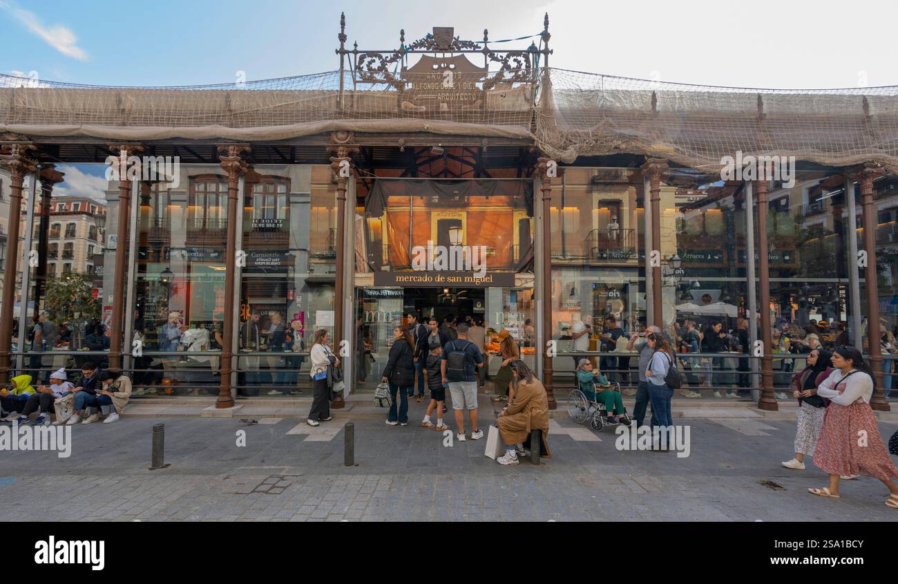 Le Mercado de San Miguel de 110 ans ( 1915 ), un marché en fer dans le centre de Madrid, Espagne Banque D'Images