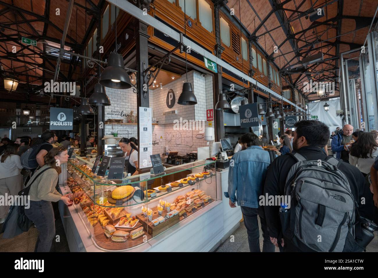 Le Mercado de San Miguel de 110 ans ( 1915 ), un marché en fer dans le centre de Madrid, Espagne Banque D'Images