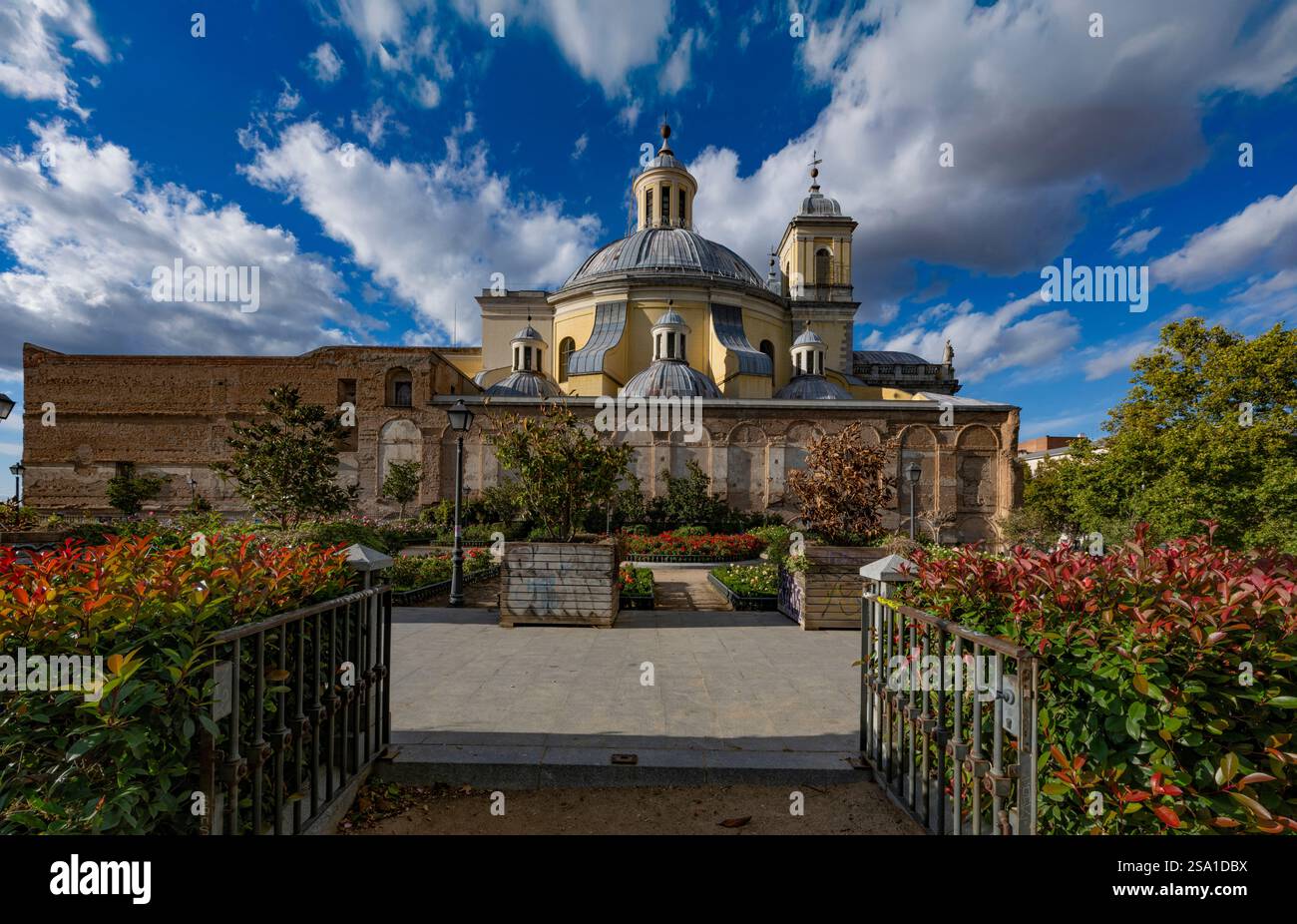 Vu de la roseraie au sud de la cathédrale, le San Francisco el Grande possède l'un des plus grands dômes du monde. Madrid, Espagne, Banque D'Images