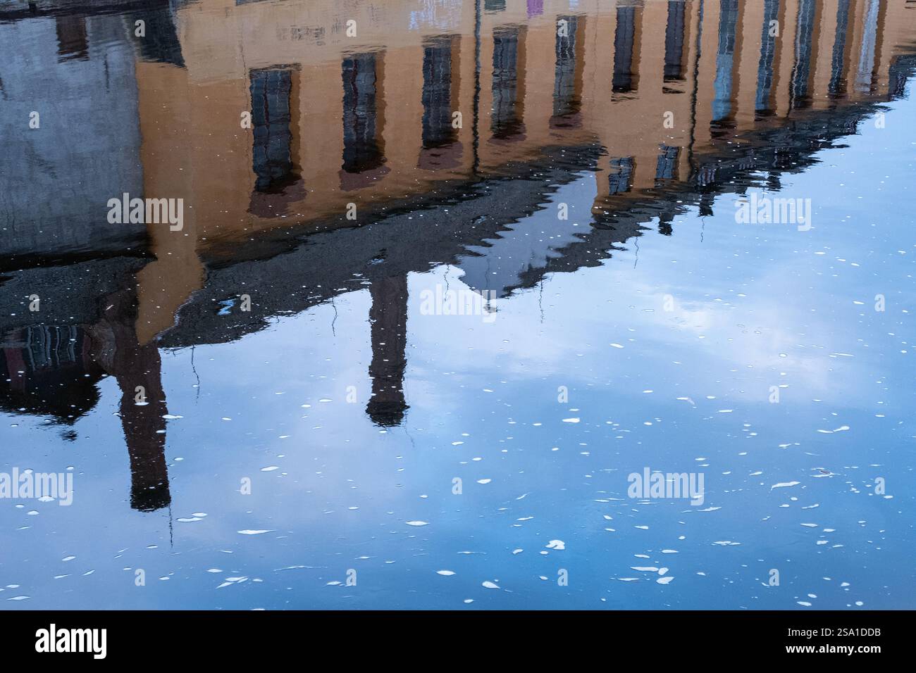 Reflet du bâtiment historique dans l'eau ondulante Banque D'Images