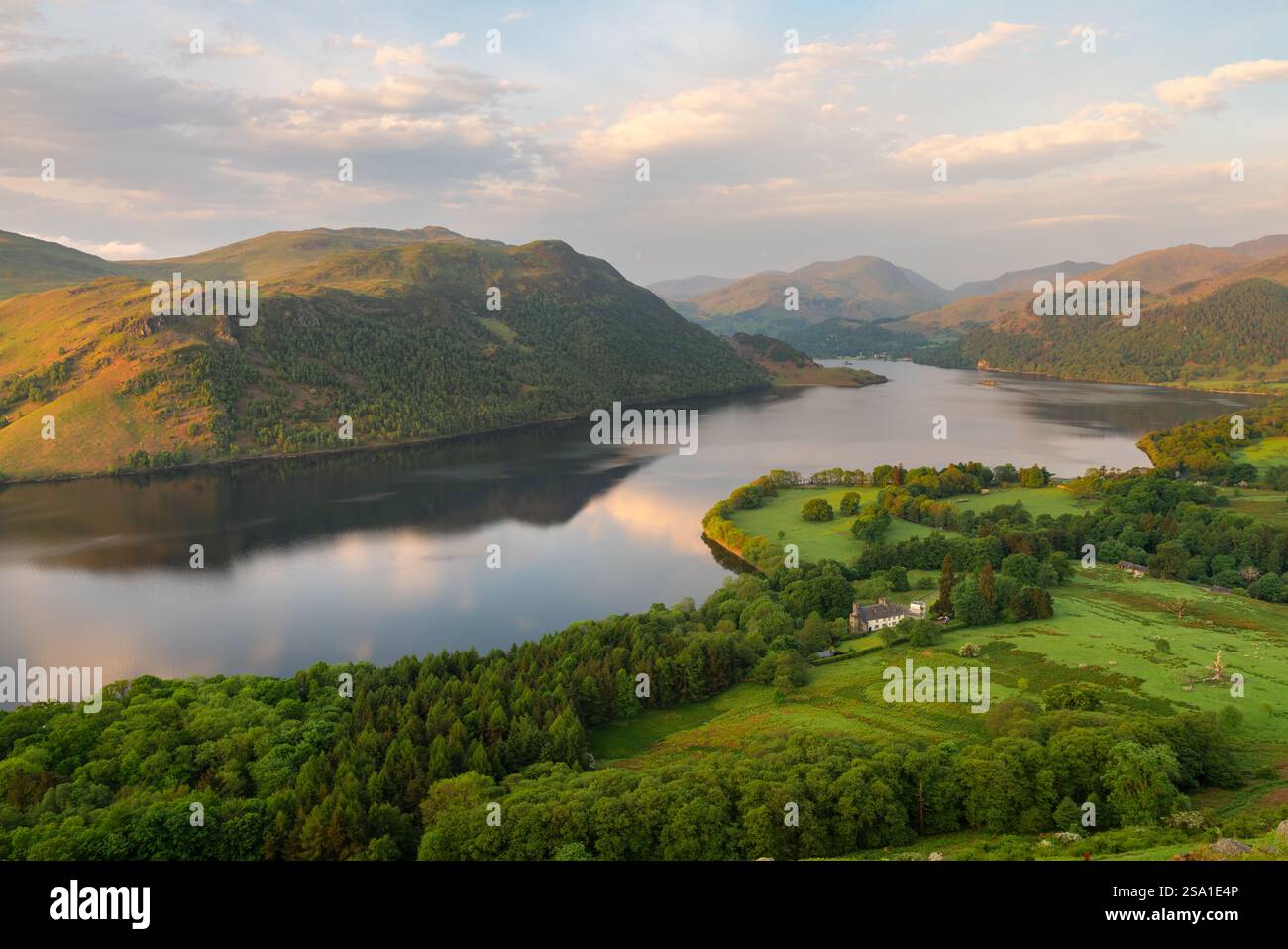 Vue aérienne d'un après-midi d'été à Ullswater vu de Gowbarrow Fell dans le Lake District, Royaume-Uni. Banque D'Images