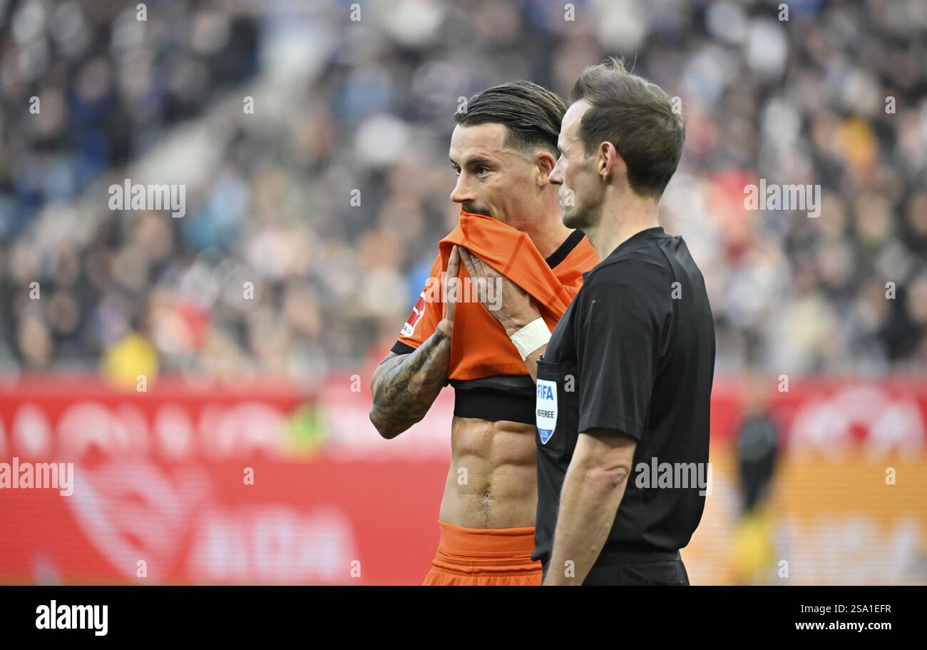 Robin Koch Eintracht Frankfurt SGE (04) avec six-pack en discussion avec l'arbitre Sascha Stegemann PreZero Arena, Sinsheim, Bade-Wuerttemberg, Allemagne Banque D'Images