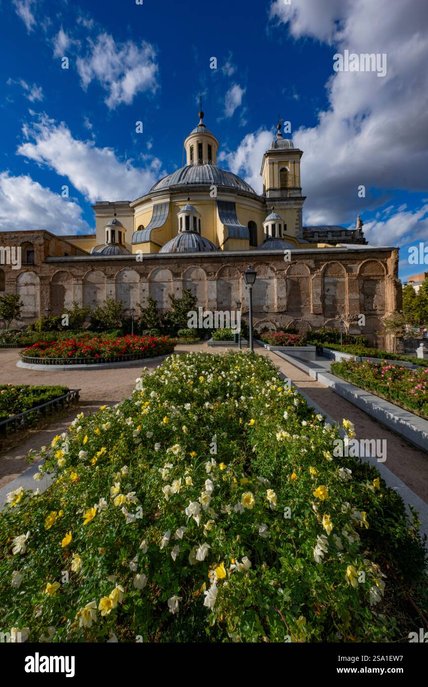 Vu de la roseraie au sud de la cathédrale, le San Francisco el Grande possède l'un des plus grands dômes du monde. Madrid, Espagne, Banque D'Images