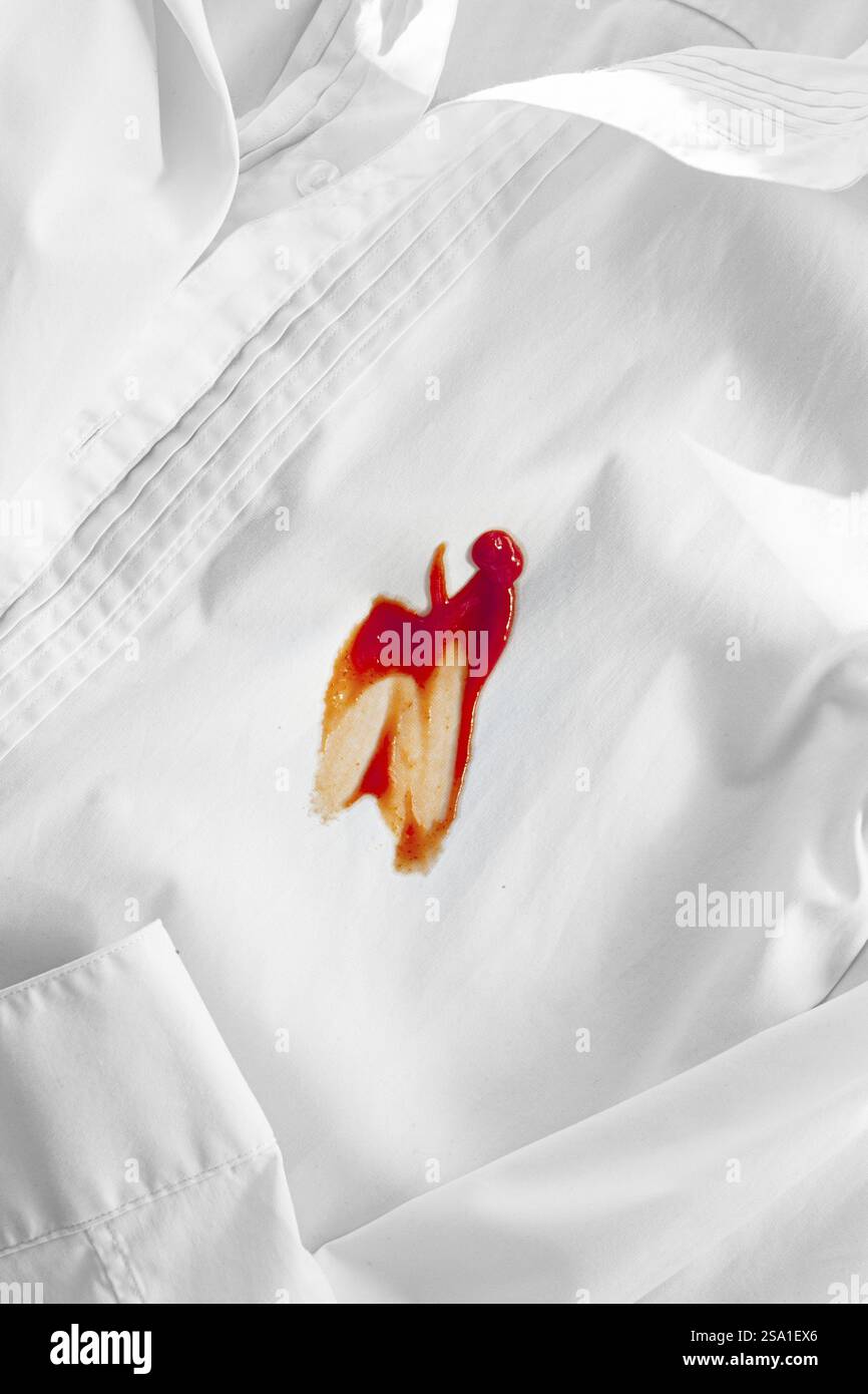 Chemise blanche tachée de ketchup, pas de gens, gros plan, mise au point sélective Banque D'Images