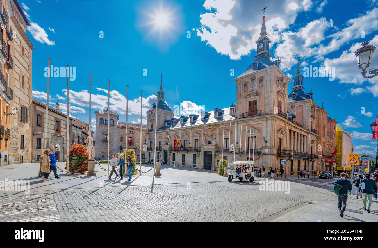 Plaza de la Villa avec la Casa de la Villa qui a été l'Hôtel de ville pendant 300 ans. Il se trouve à côté de la Calle Mayor dans le centre de Madrid, en Espagne Banque D'Images
