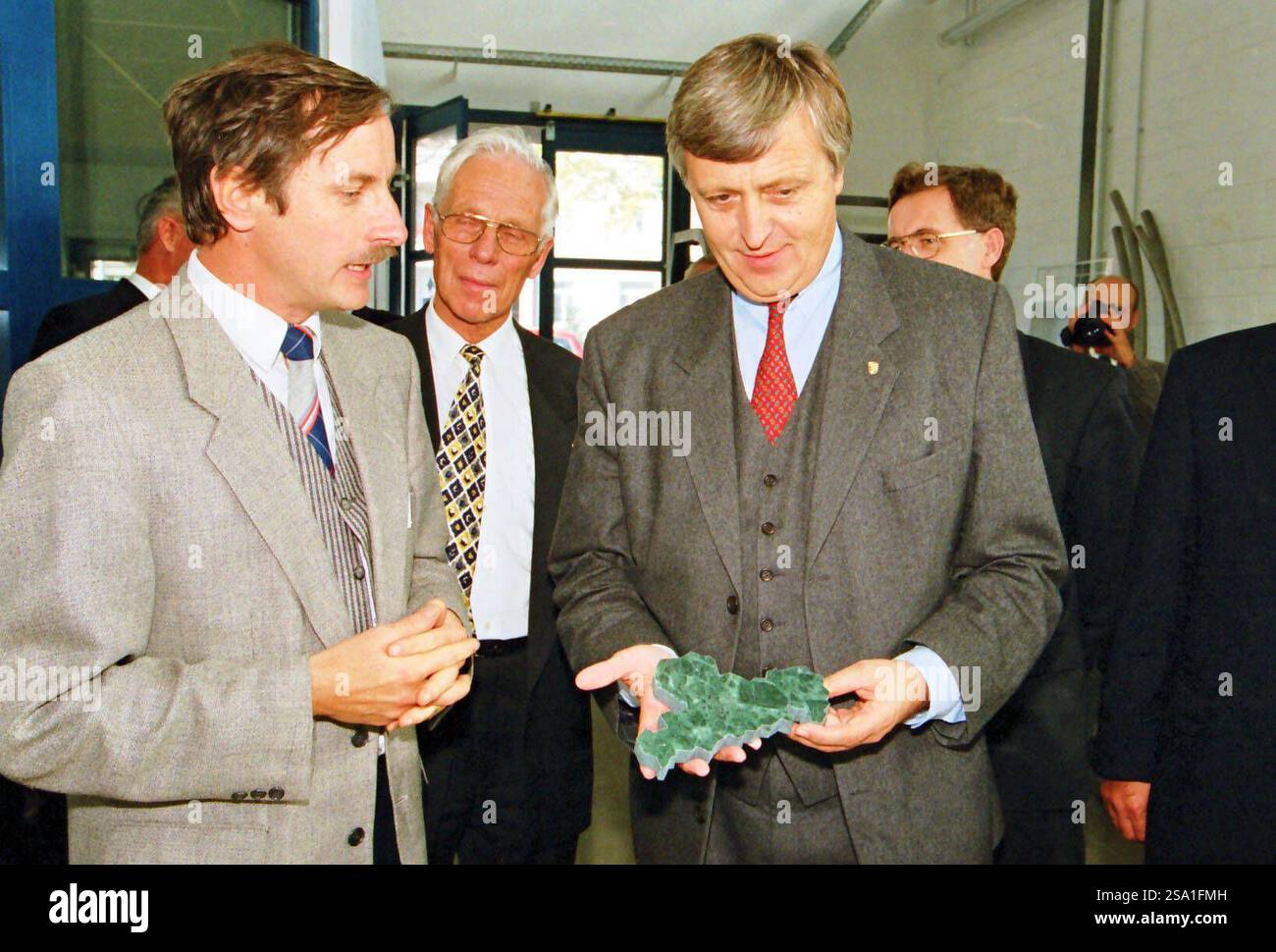 TCC Einweihung 09.10.1997, Chemnitz, Annaberger Straße 240, TCC GmbH, Einweihung des Haus A, Unmittelbar an Südring und Annaberger Straße findet sich der größte Standort des technologie Centrum Chemnitz. Insgesamt stehen 10,000 Quadratmeter vermietbare Gewerbefläche zur Verfügung, die sich auf sechs Büro- und Hallengebäude verteilen. Haus B und C wurden 1995 in Betrieb genommen, Haus A wurde im Jahr 1997 errichtet. In den Häusern A und B finden sich moderne Büroräume ab zwölf Quadratmetern Fläche sowie neun Beratungsräume. Haus A bietet darüber hinaus einen Empfangs- und Foyerbereich. Dans Haus Banque D'Images