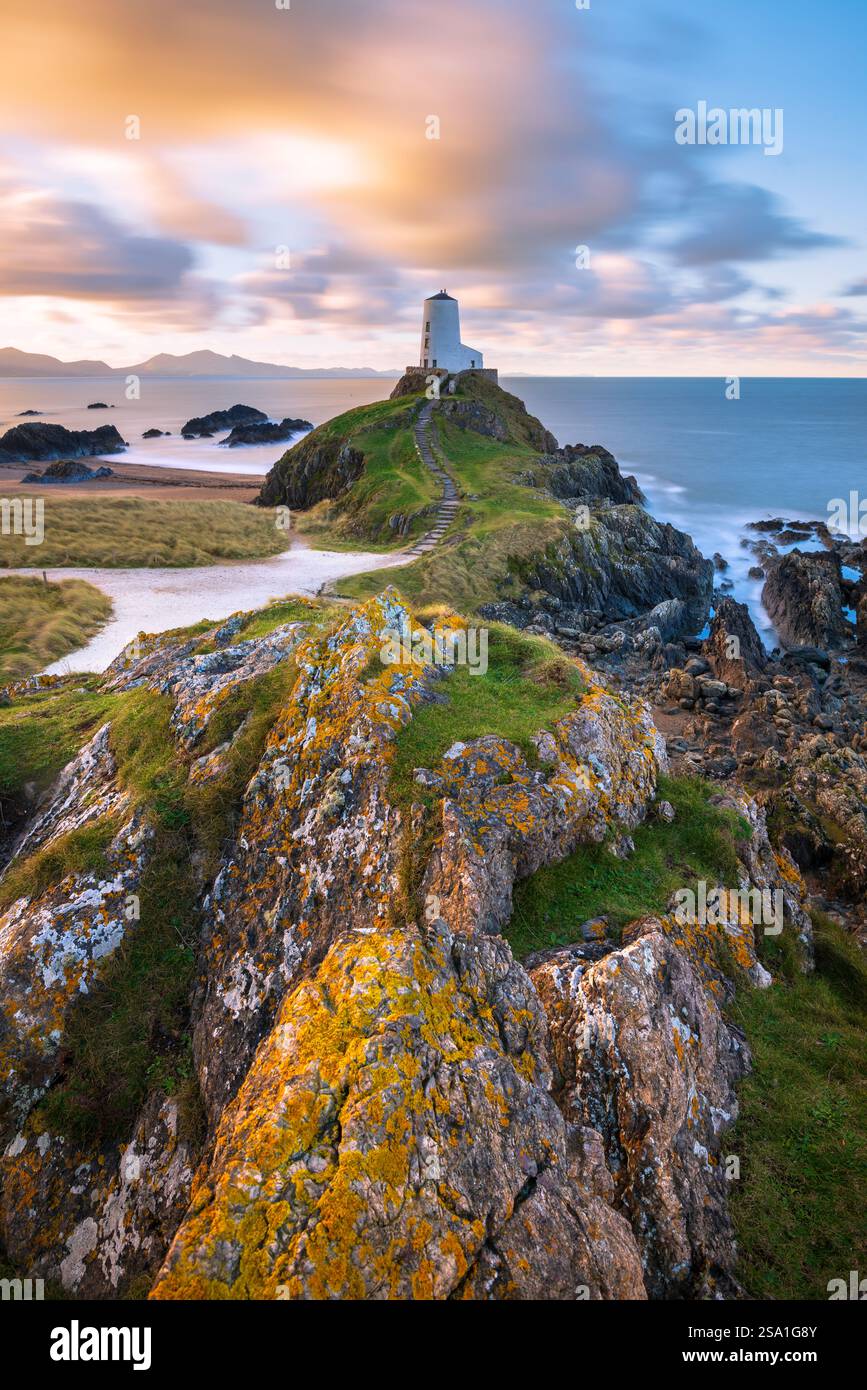 Magnifique lever de soleil longue exposition au phare de Ynys Llanddwyn Island sur la côte d'Anglesey, au nord du pays de Galles, au Royaume-Uni. Banque D'Images