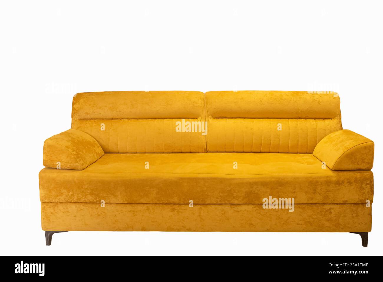 Canapé confortable avec oreillers sur pieds en bois. Canapé jaune moderne isolé sur fond blanc. Canapé scandinave. Canapé-lit double. Intérieur de la vie Banque D'Images