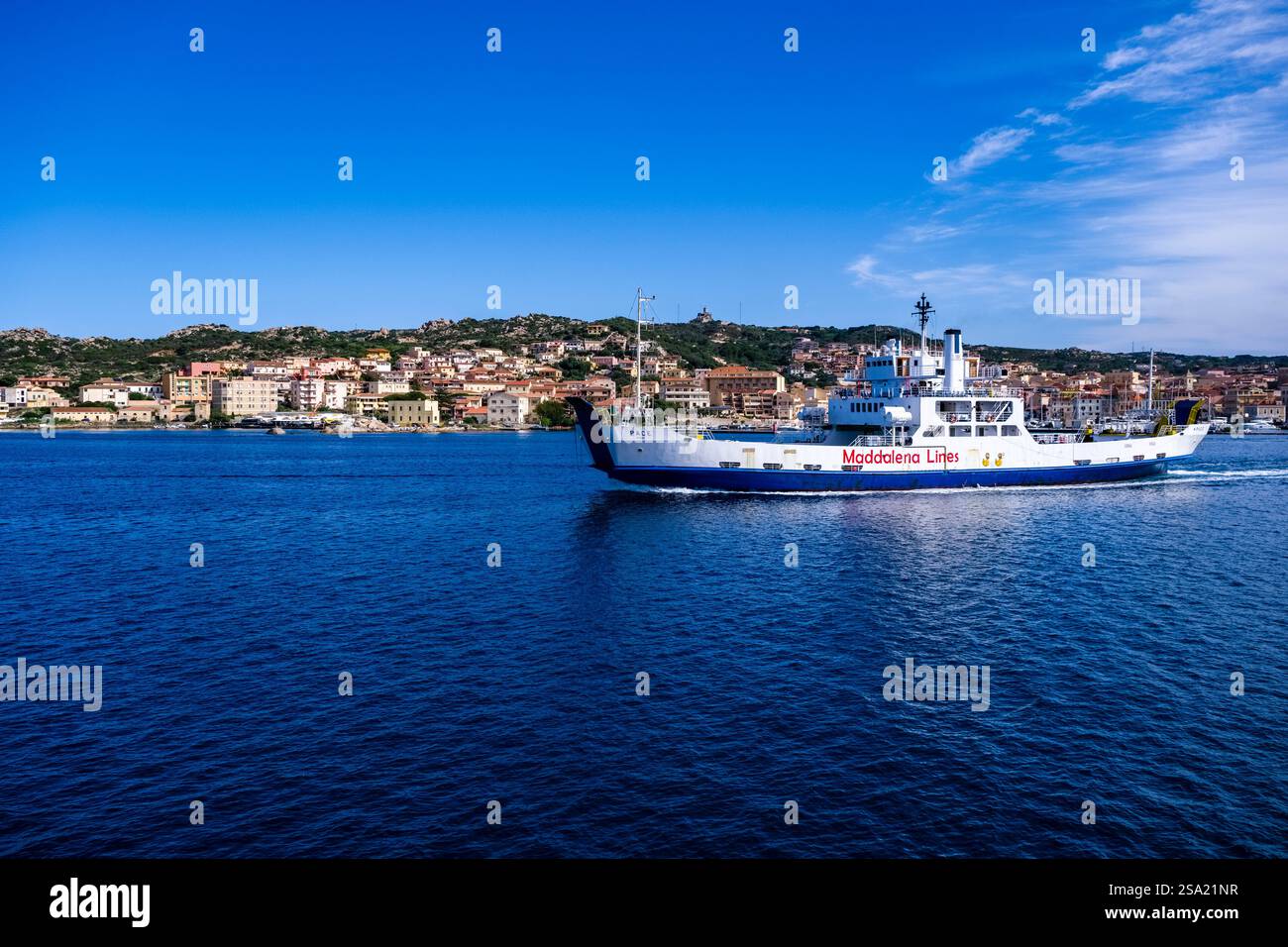 Le ferry Pace de Maddalena Lines, qui circule entre le port de Palau et l'île de la Maddalena, maisons de la ville de la Maddalena dans le Banque D'Images