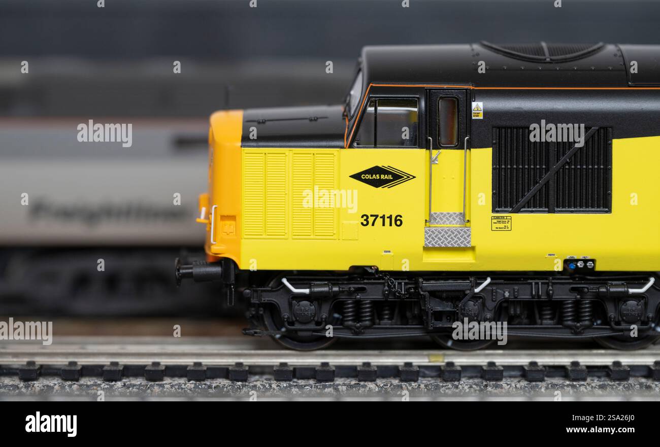 Locomotive diesel de classe 37 37 116, livrée Colas Rail Freight, modèle à l'échelle 00 Banque D'Images