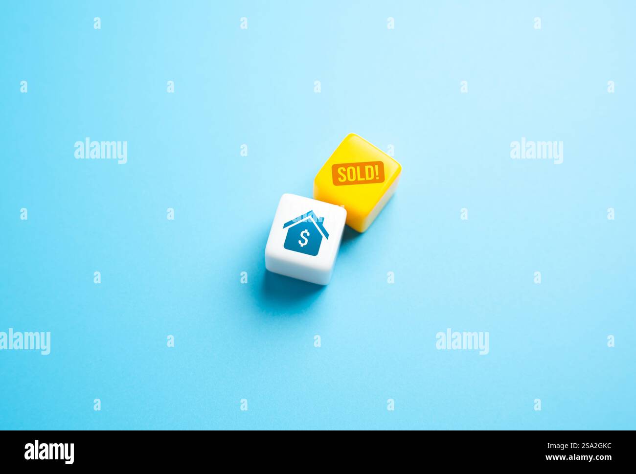 Maison à vendre qui a déjà été vendue. Logement avec le signe VENDU. Immobilier et agents immobiliers. Marché, offre et demande. Banque D'Images