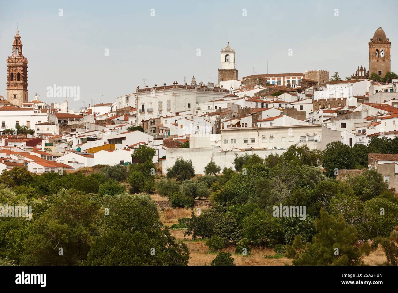 Pittoresques maisons blanchies à la chaux et clocher. Jerez de los Caballeros Banque D'Images Pittoresques maisons blanchies à la chaux et clocher. Jerez de los Caballeros Banque D'Images