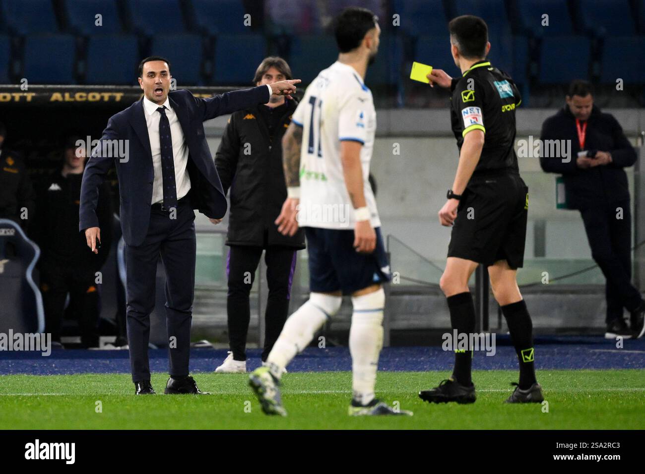 L'arbitre Antonio Rapuano montre un carton jaune à Raffaele Palladino, entraîneur-chef de l'ACF Fiorentina, lors du match de Serie A entre le SS Lazio et l'ACF Fiorentina au stade Olimpico à Rome (Italie), le 26 janvier 2025. Banque D'Images