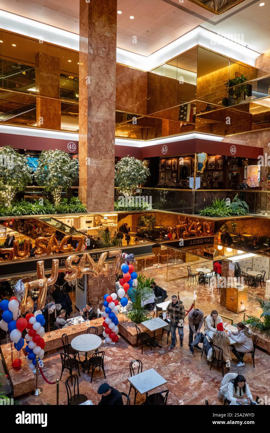 L'intérieur de la tour Trump comprend des restaurants et des boutiques, New York City, États-Unis, 2024 Banque D'Images