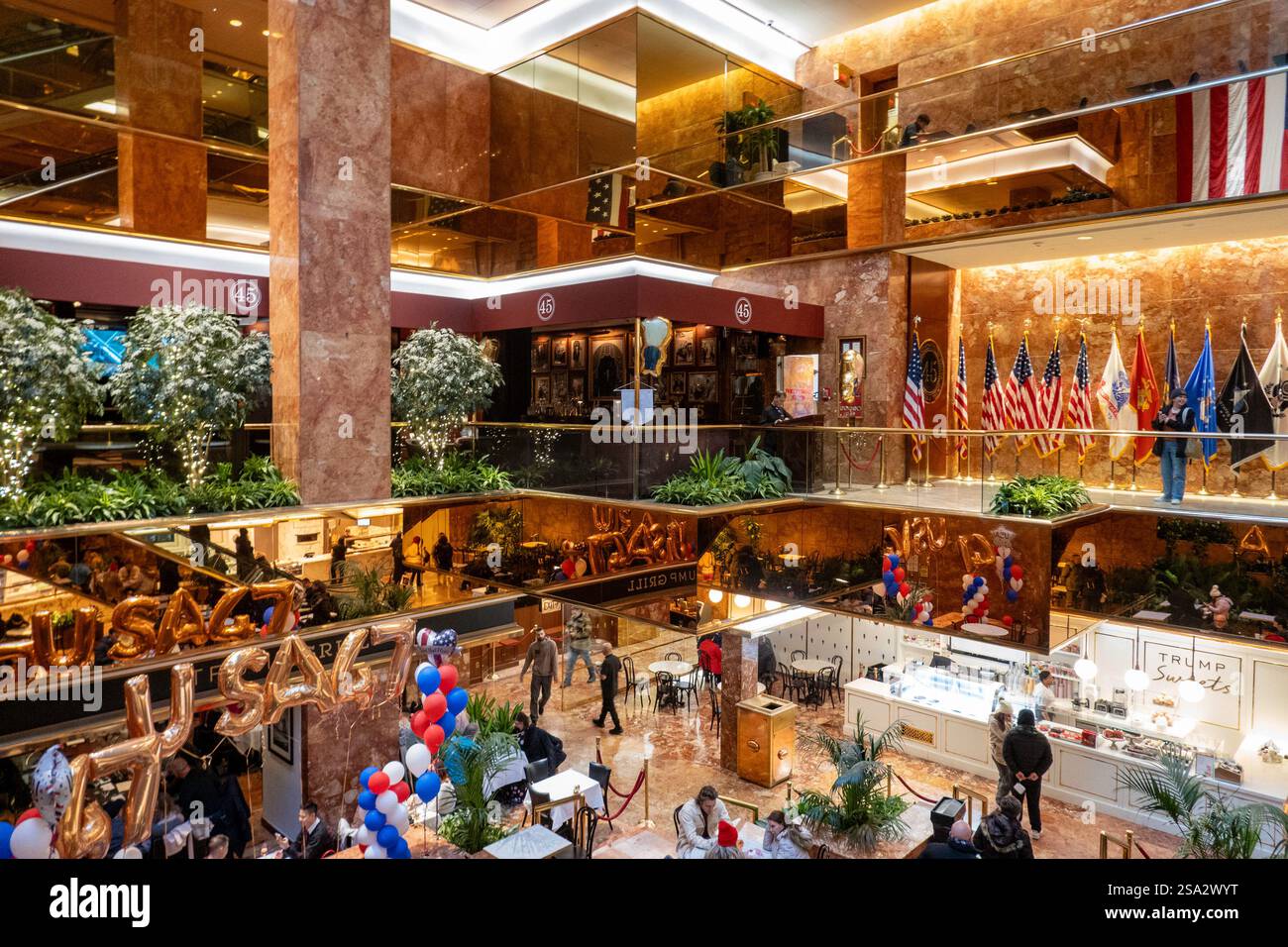 L'intérieur de la tour Trump comprend des restaurants et des boutiques, New York City, États-Unis, 2024 Banque D'Images