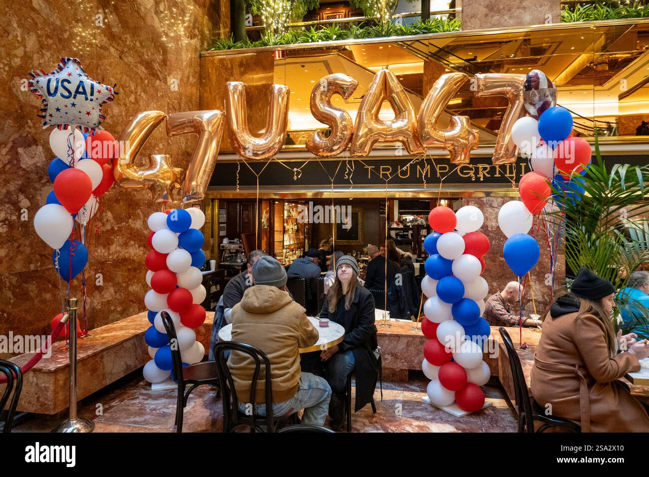 L'intérieur de la tour Trump comprend des restaurants et des boutiques, New York City, États-Unis, 2024 Banque D'Images