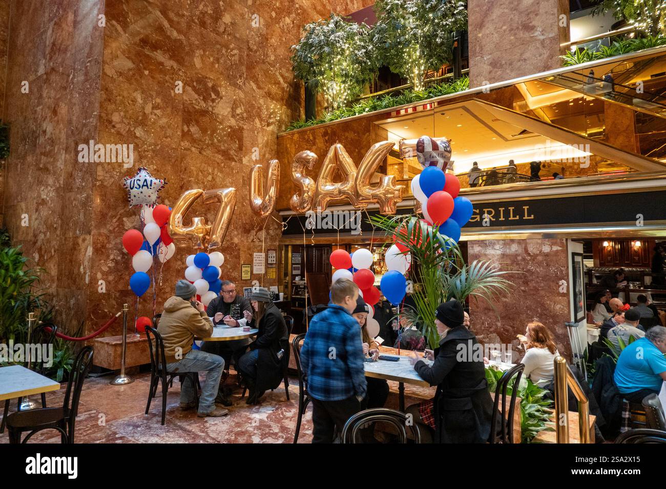 L'intérieur de la tour Trump comprend des restaurants et des boutiques, New York City, États-Unis, 2024 Banque D'Images
