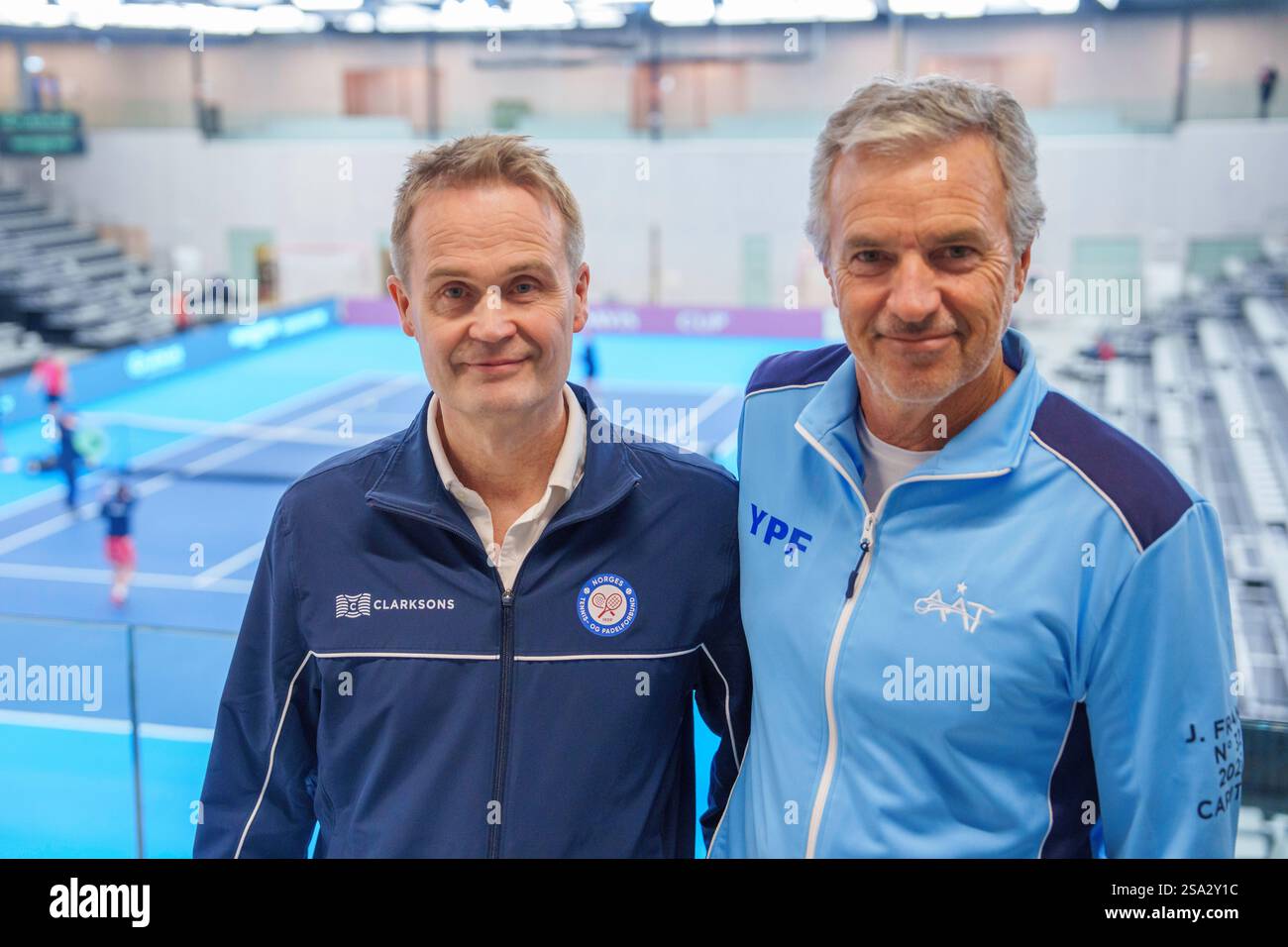 Fjellhamar, NORVÈGE 20250128. Les capitaines des équipes Anders Håseth (Norvège) et Javier Frana (Argentine) avant le match international de tennis lors de la qualification de la Coupe Davis entre la Norvège et l'Argentine au stade Fjellhamar. Photo : Cornelius Poppe / NTB Banque D'Images