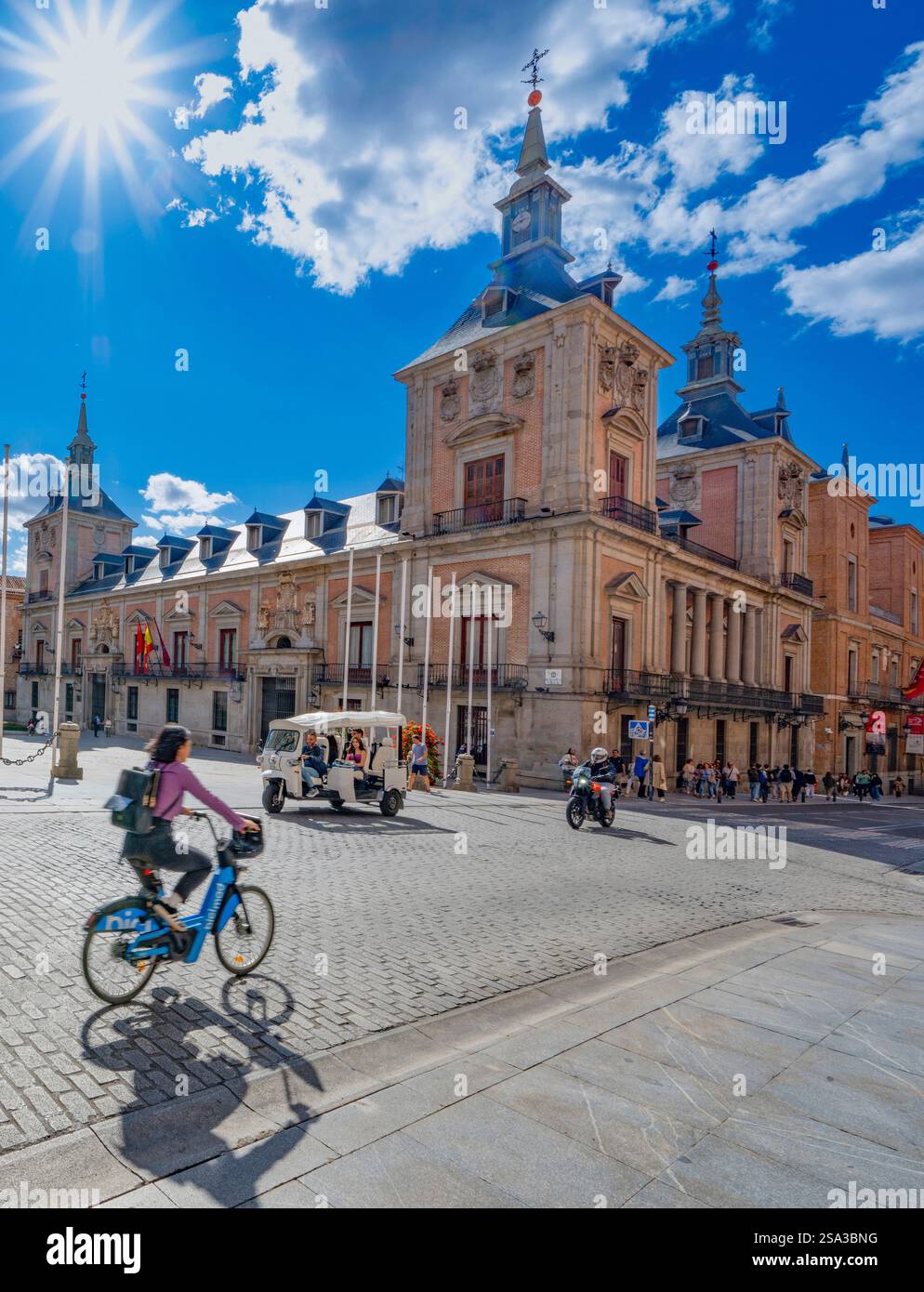 Plaza de la Villa avec la Casa de la Villa qui a été l'Hôtel de ville pendant 300 ans. Il se trouve à côté de la Calle Mayor dans le centre de Madrid, en Espagne Banque D'Images