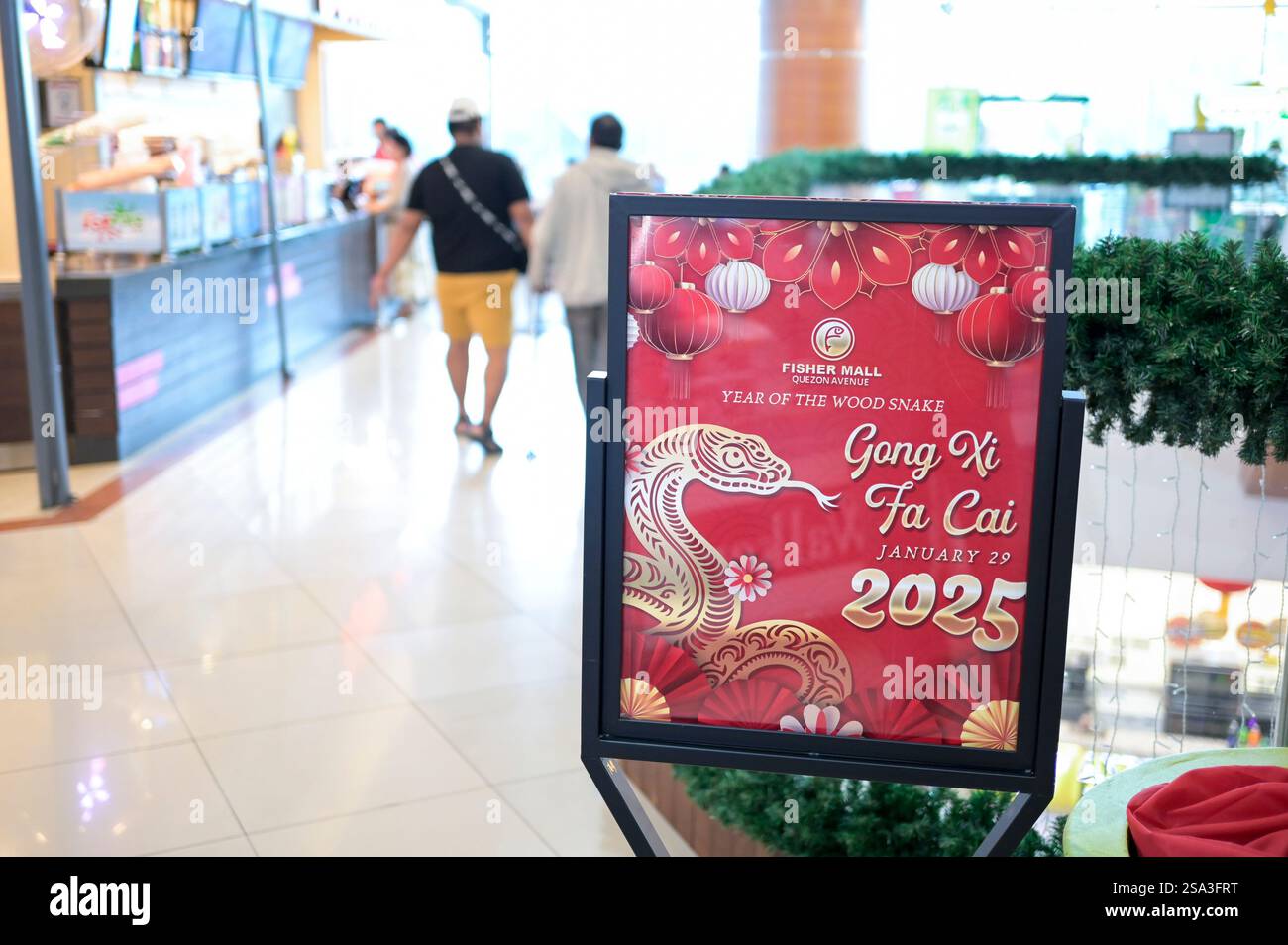 PHILIPPINES, Manille, Quezon City, Fisher Shopping Mall, décoration pour le nouvel an chinois du serpent Banque D'Images