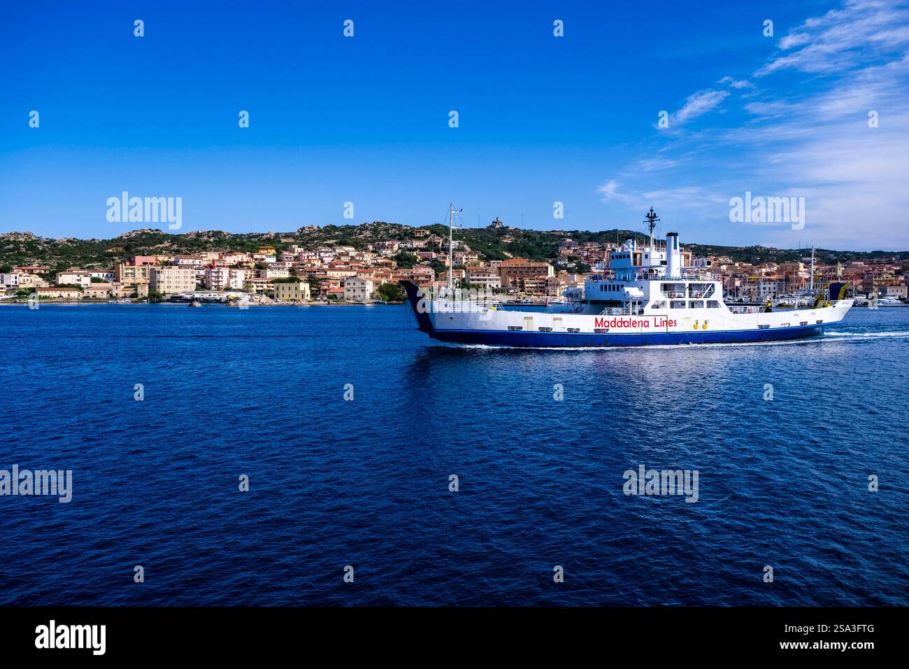 Le ferry Pace de Maddalena Lines, qui circule entre le port de Palau et l'île de la Maddalena, maisons de la ville de la Maddalena dans le d Banque D'Images