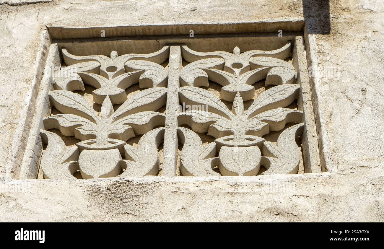 Ornement sculpté sur le mur d'un bâtiment dans la vieille ville de Dubaï ou la ville ou le vieux village Al Seef Khor dans le quartier Al Fahidi, Émirats arabes Unis. Banque D'Images