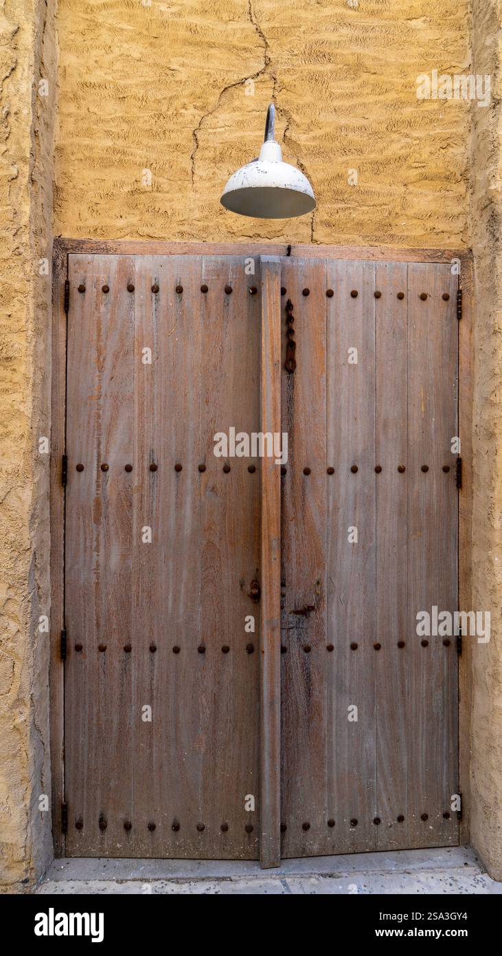 Porte en bois de bâtiment sur la rue de Dubaï vieille ville ou ville ou vieux village Al Seef Khor dans le quartier Al Fahidi, Émirats arabes Unis. Image verticale Banque D'Images